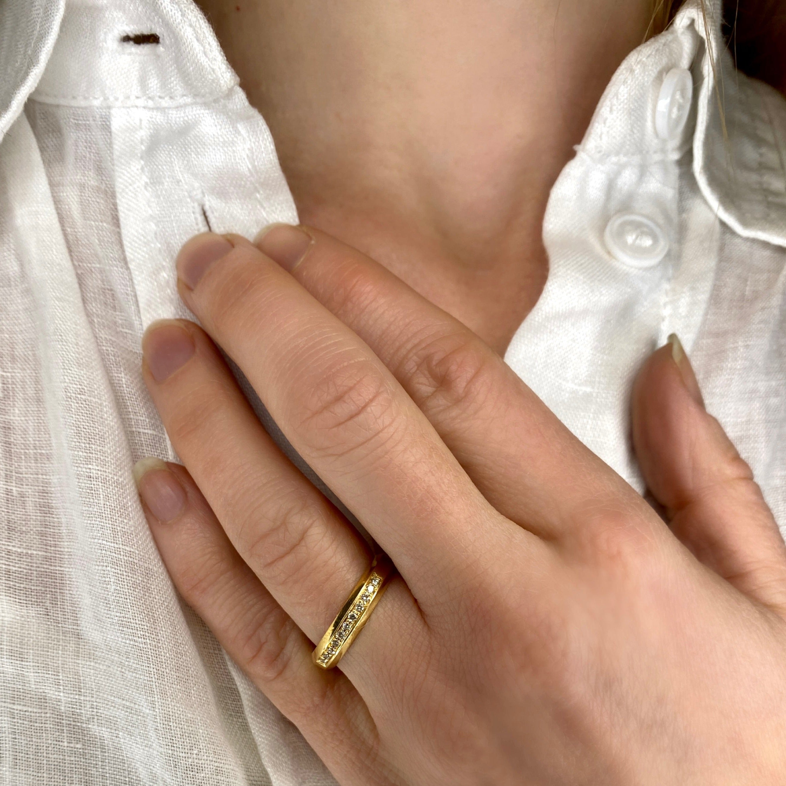 Kantet guldring med pavé diamanter