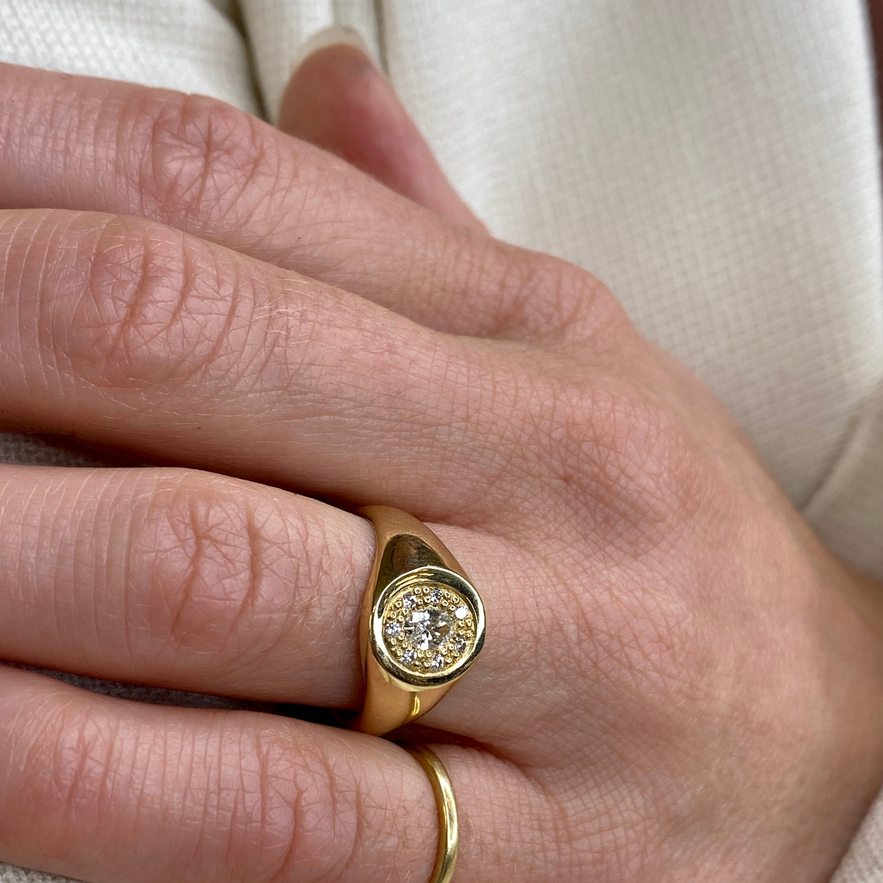 Oval signetring med oval diamant og syv små