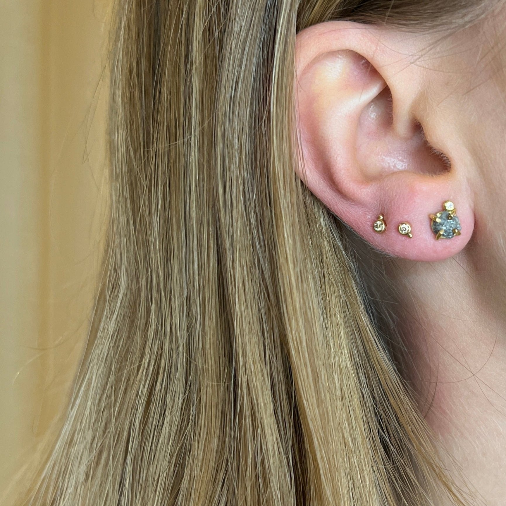 Rådiamant ørestik i 18 karat guld, unika smykke