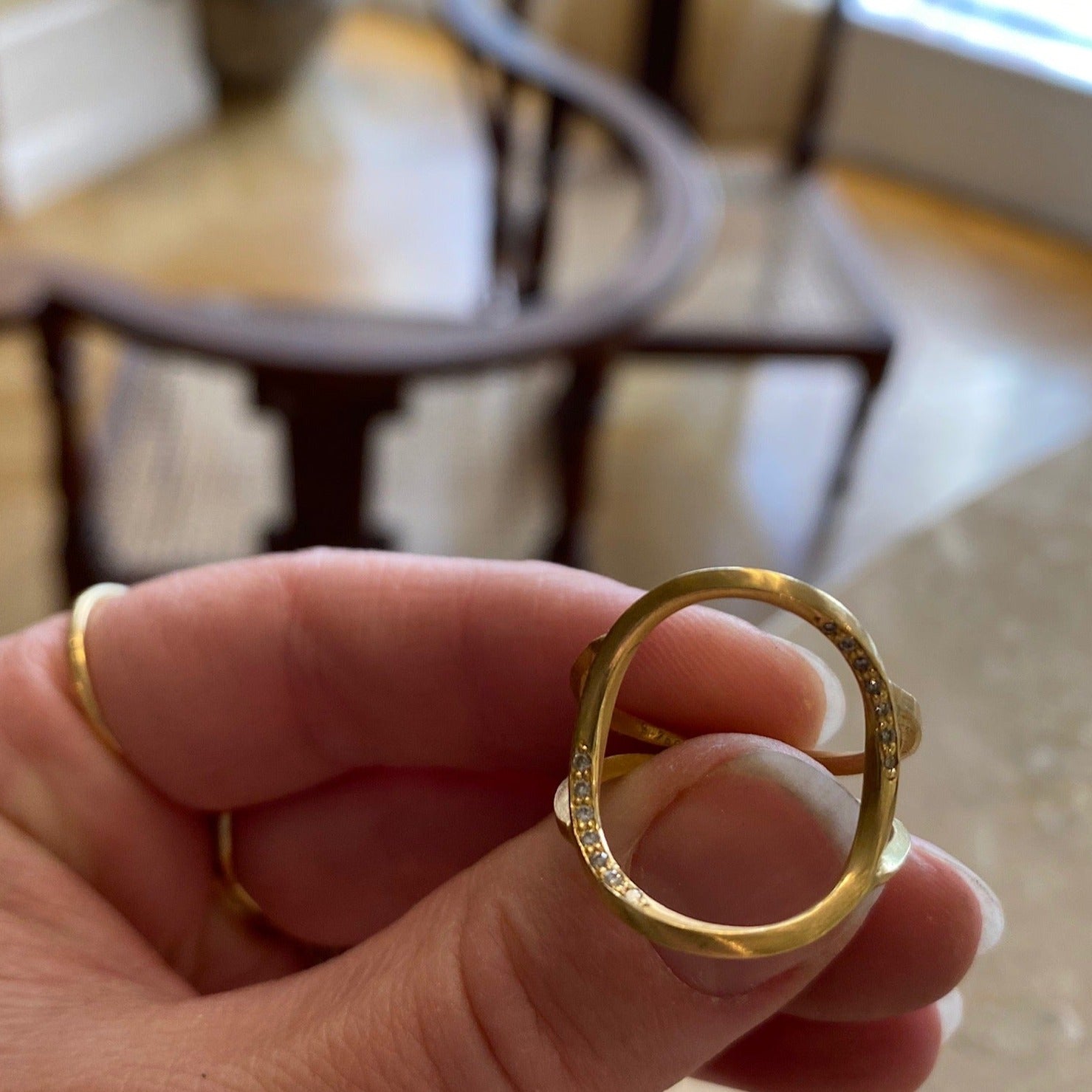 Ribbon cirkelring med pavé diamanter