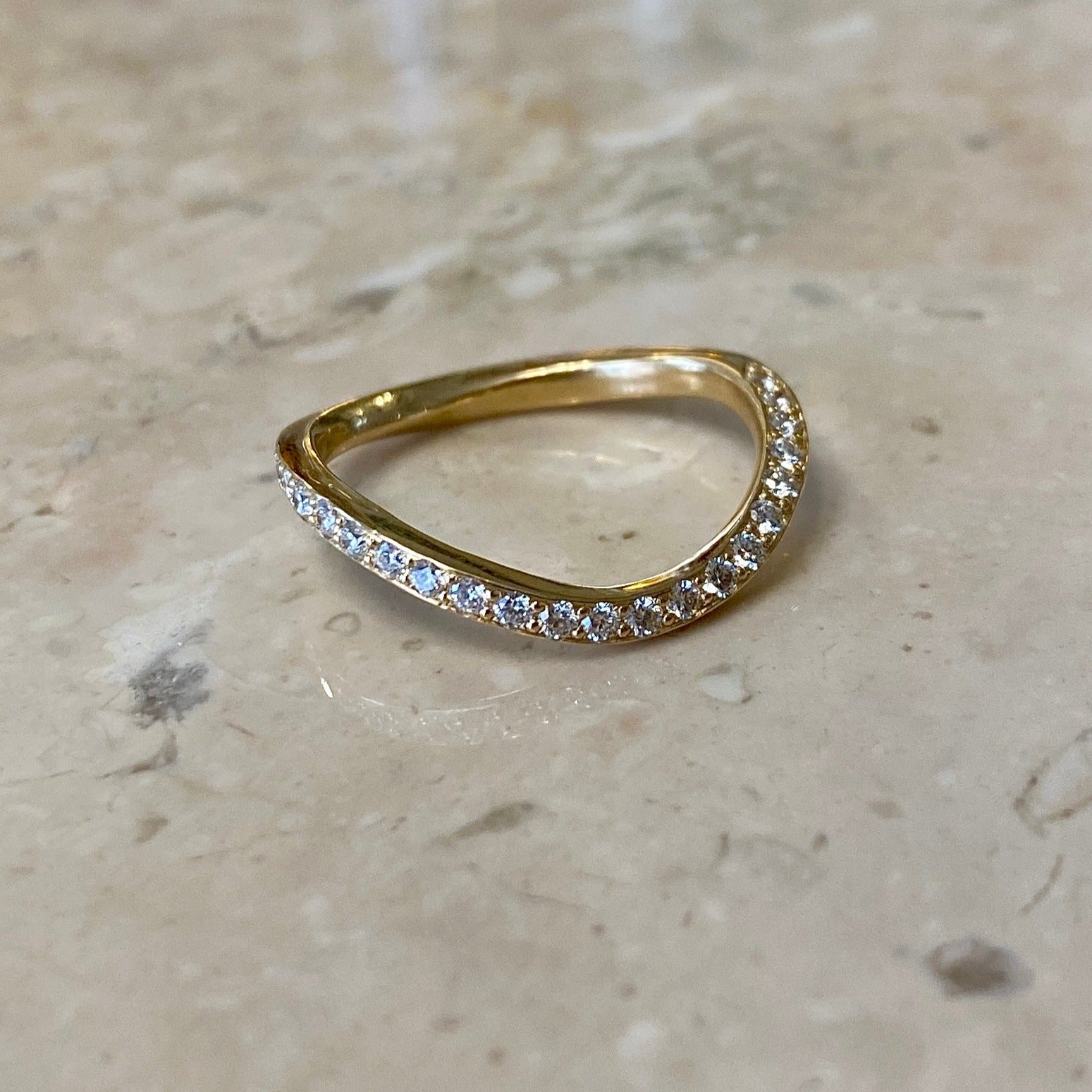 Ribbon guldring med pavé diamanter
