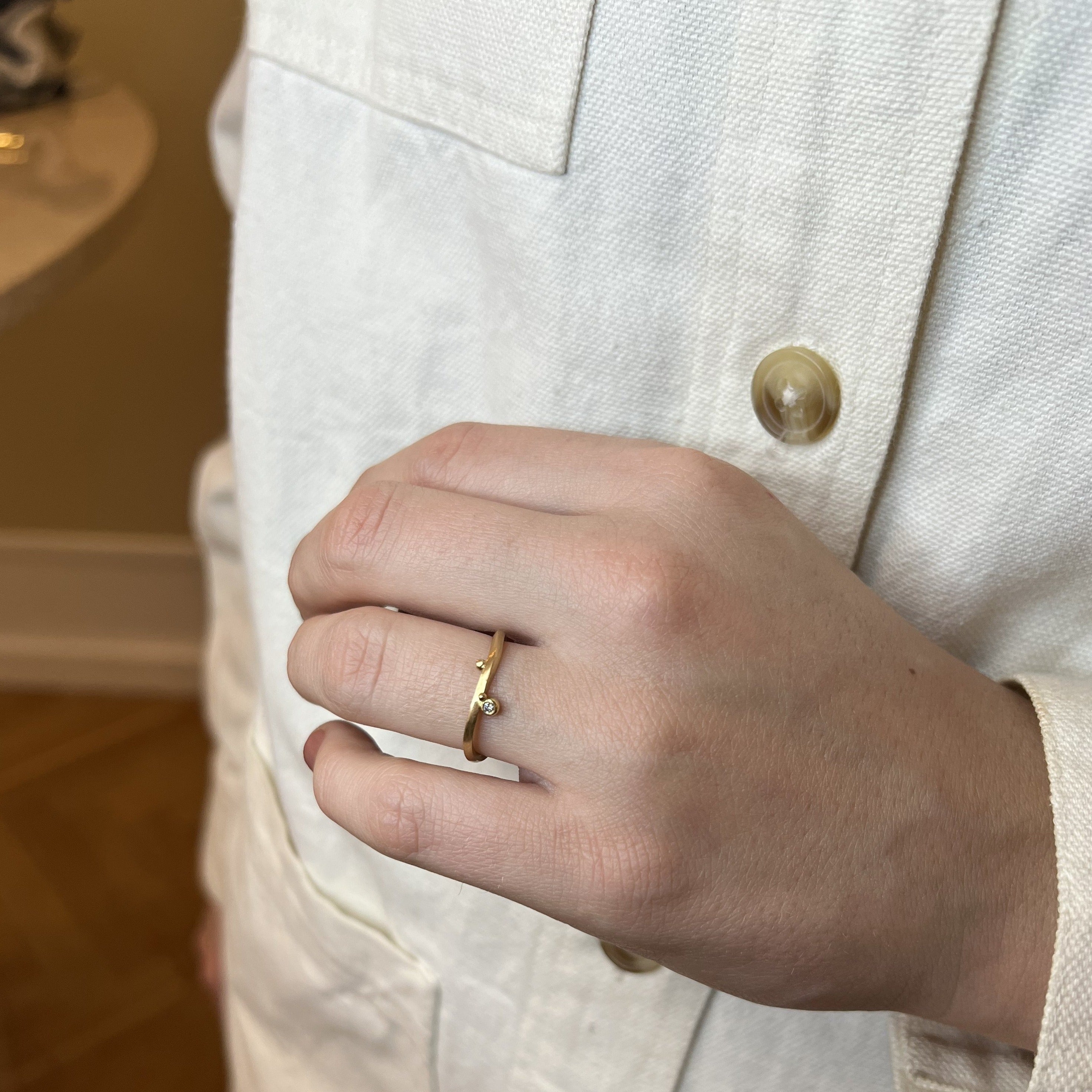 Ribbon ring with diamond ball