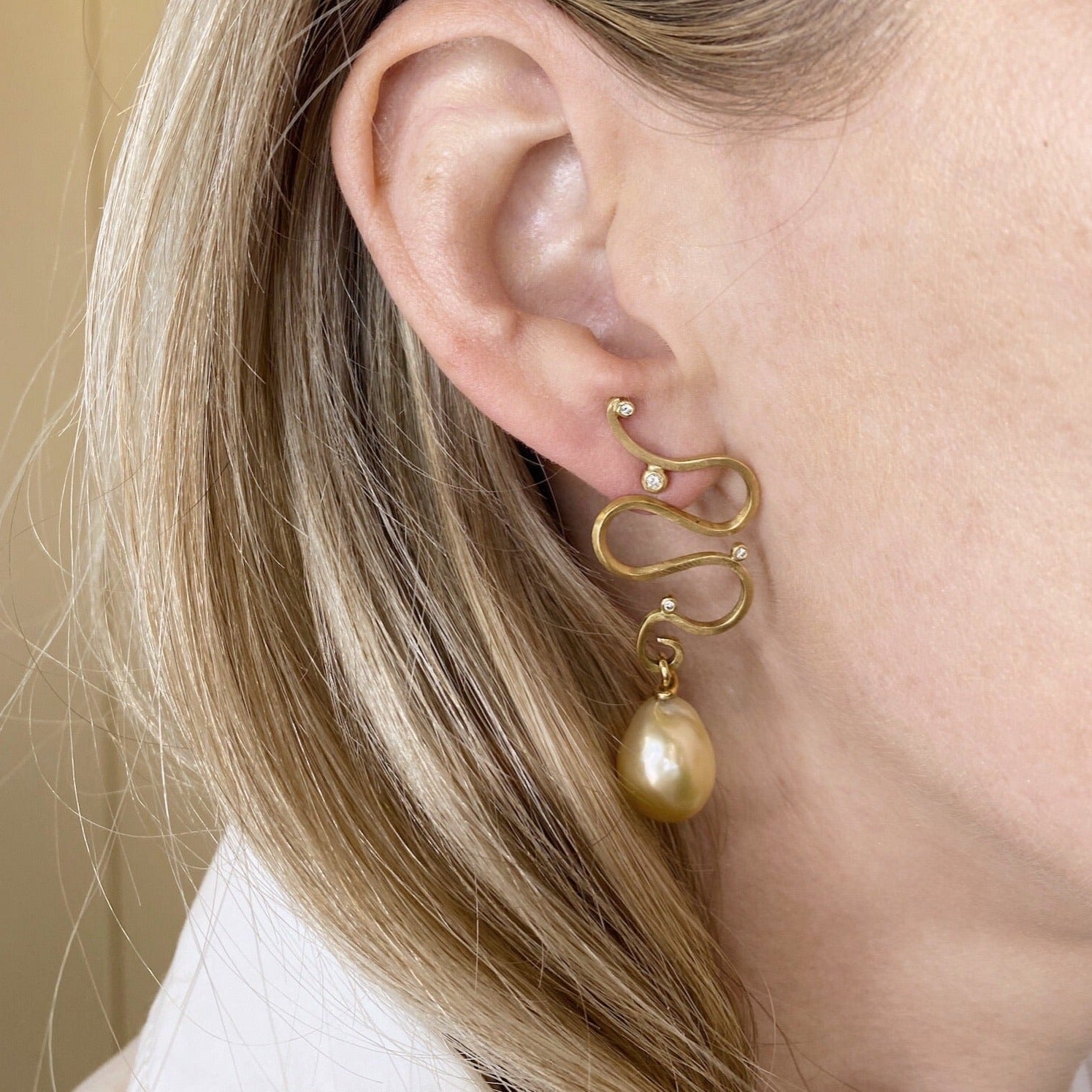 Ribbon slangeørering med South Sea perlevedhæng, Unika