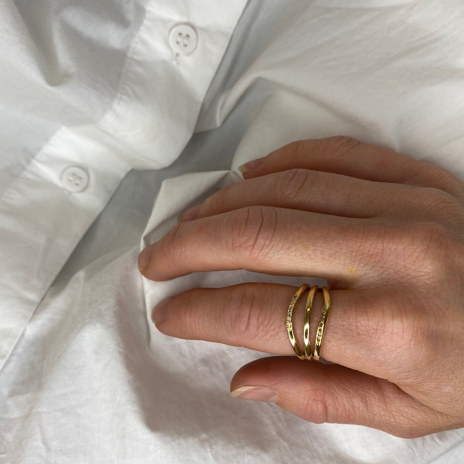Ribbon ring, tredobbelt, med pavé diamanter