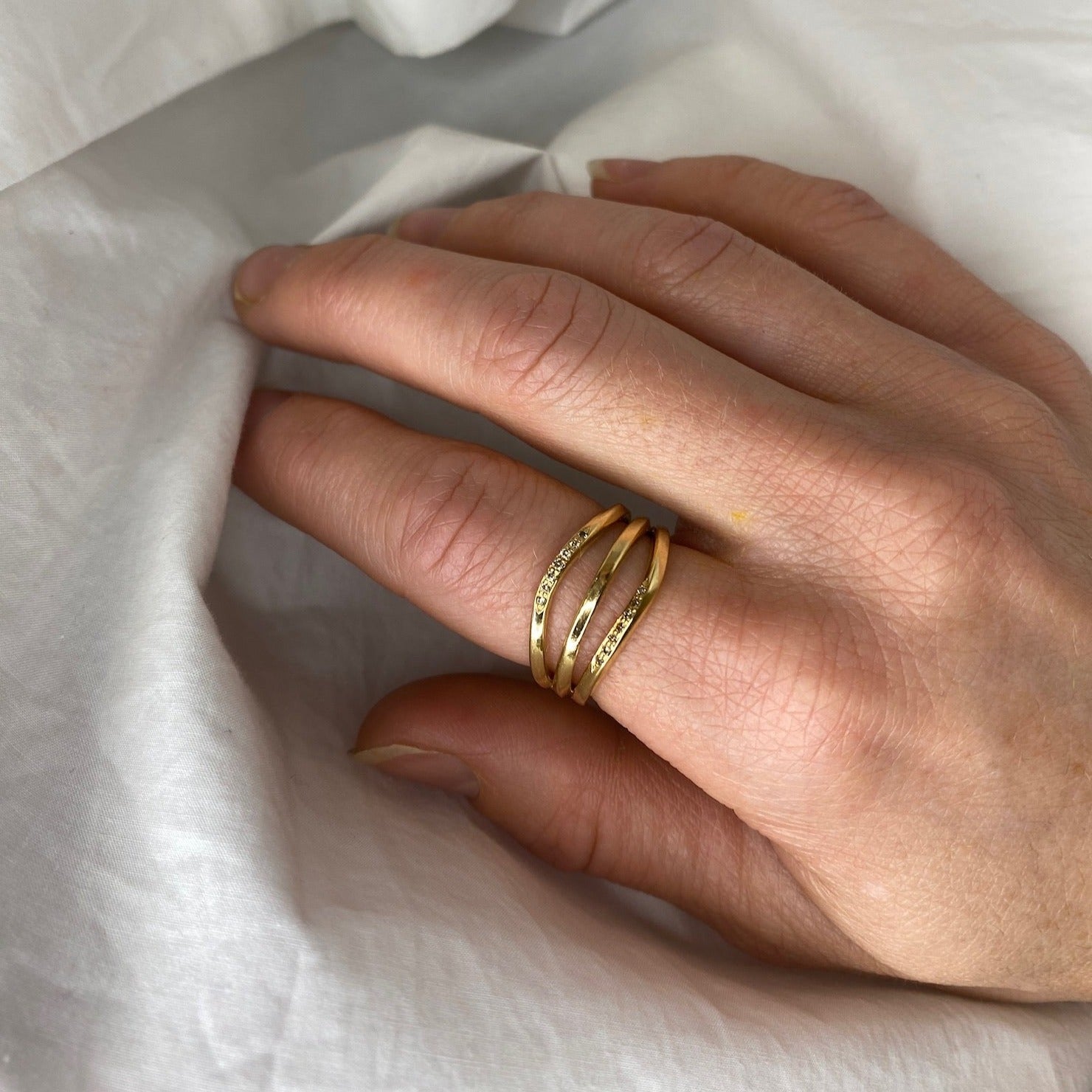Ribbon ring, tredobbelt, med pavé diamanter