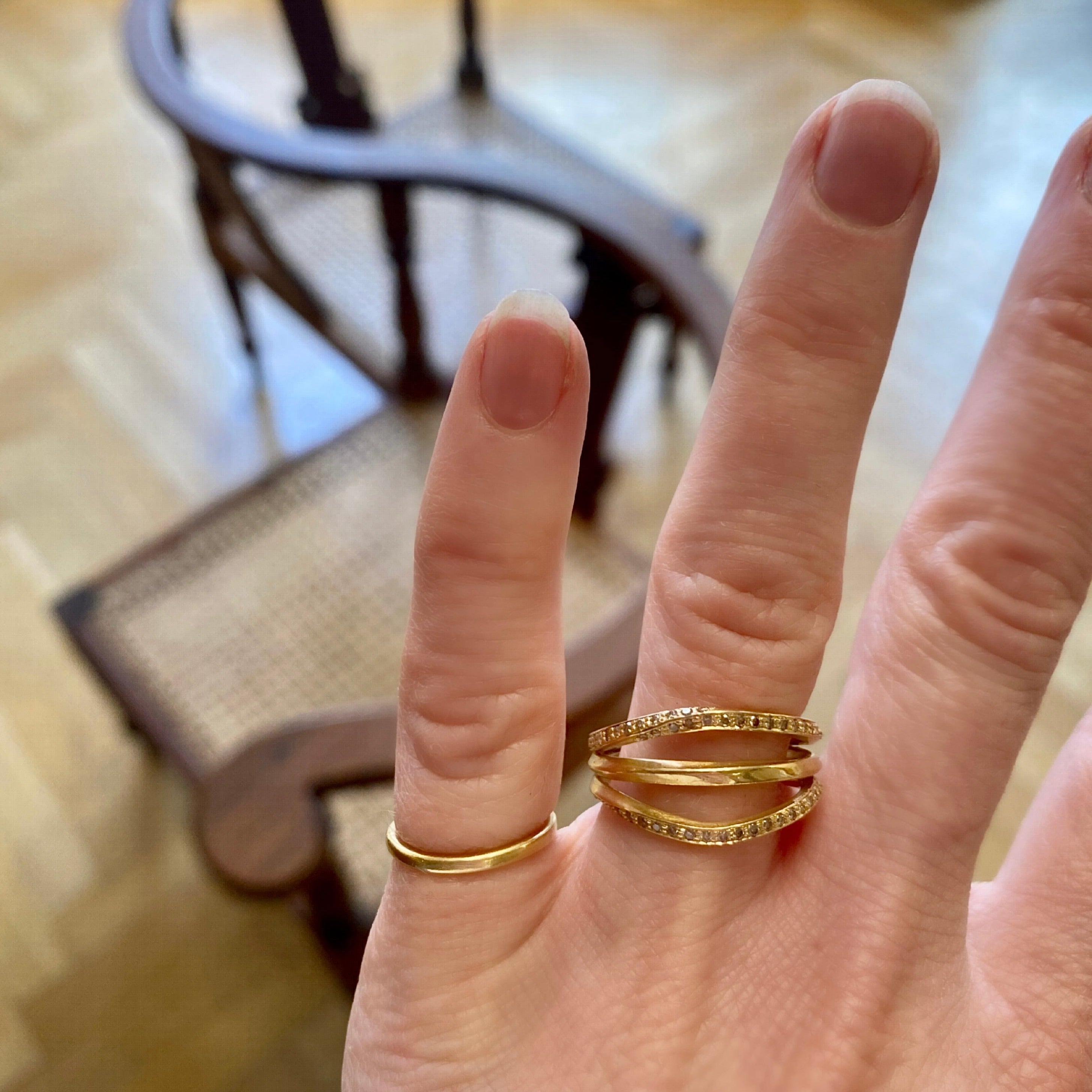 Ribbon ring, tredobbelt, med pavé diamanter