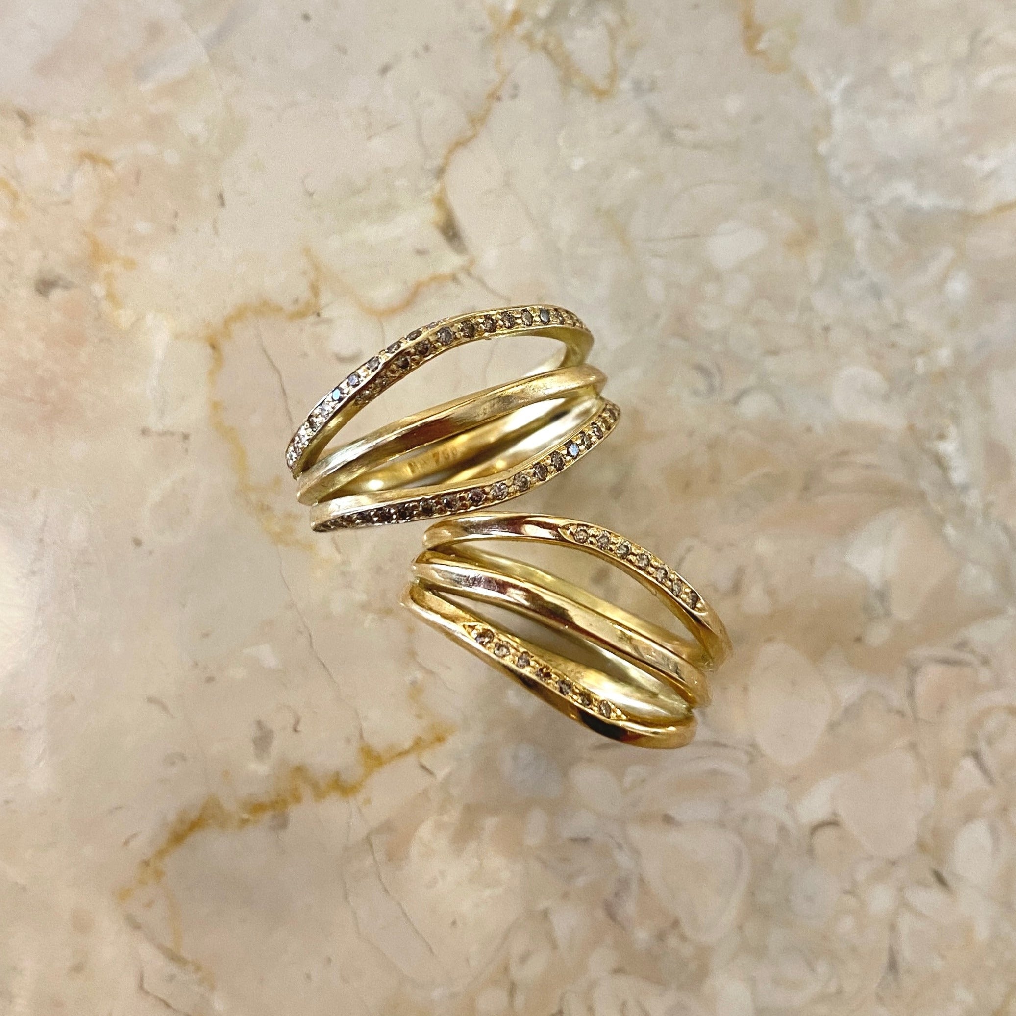 Ribbon ring, tredobbelt, med pavé diamanter