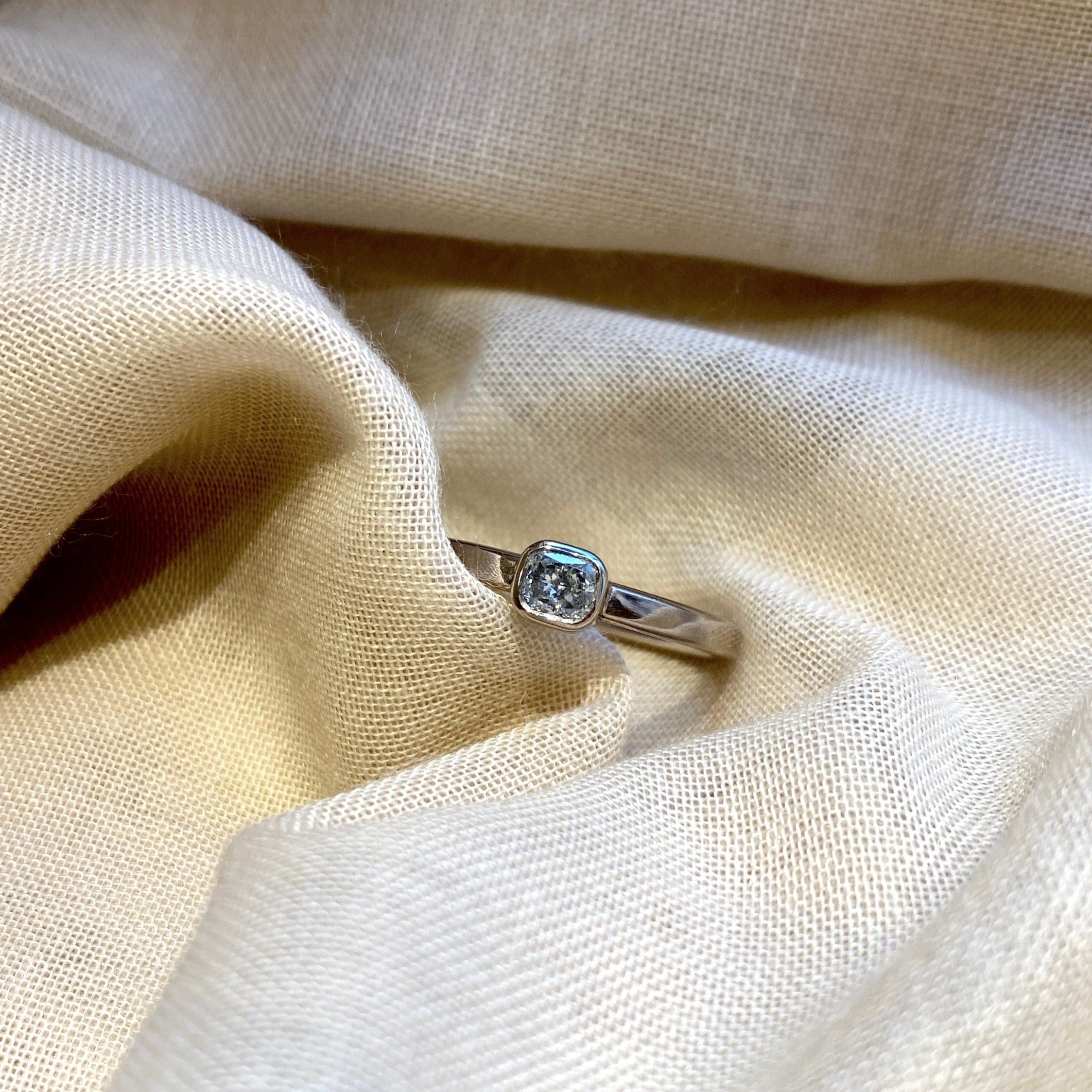 Ring med Cushion diamant, hvidguld