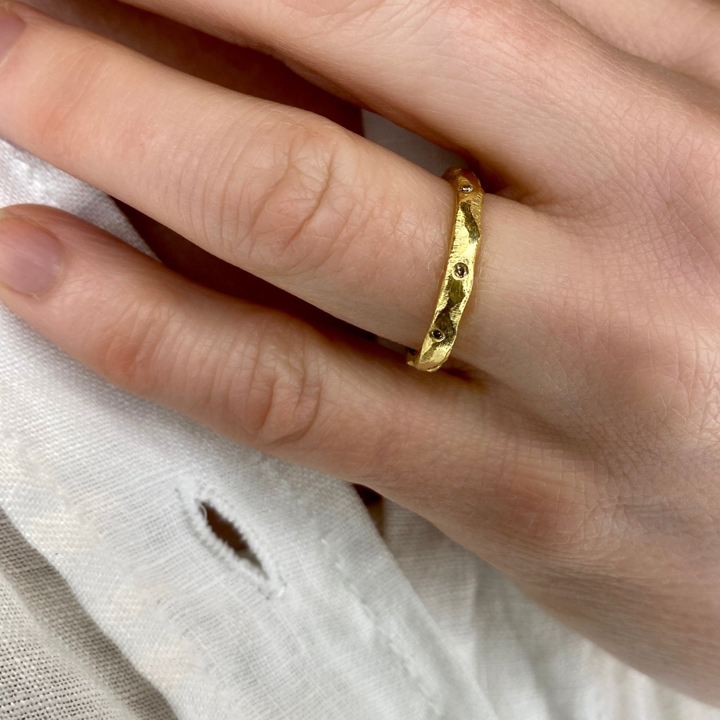 Ring med facetter og champagne diamanter