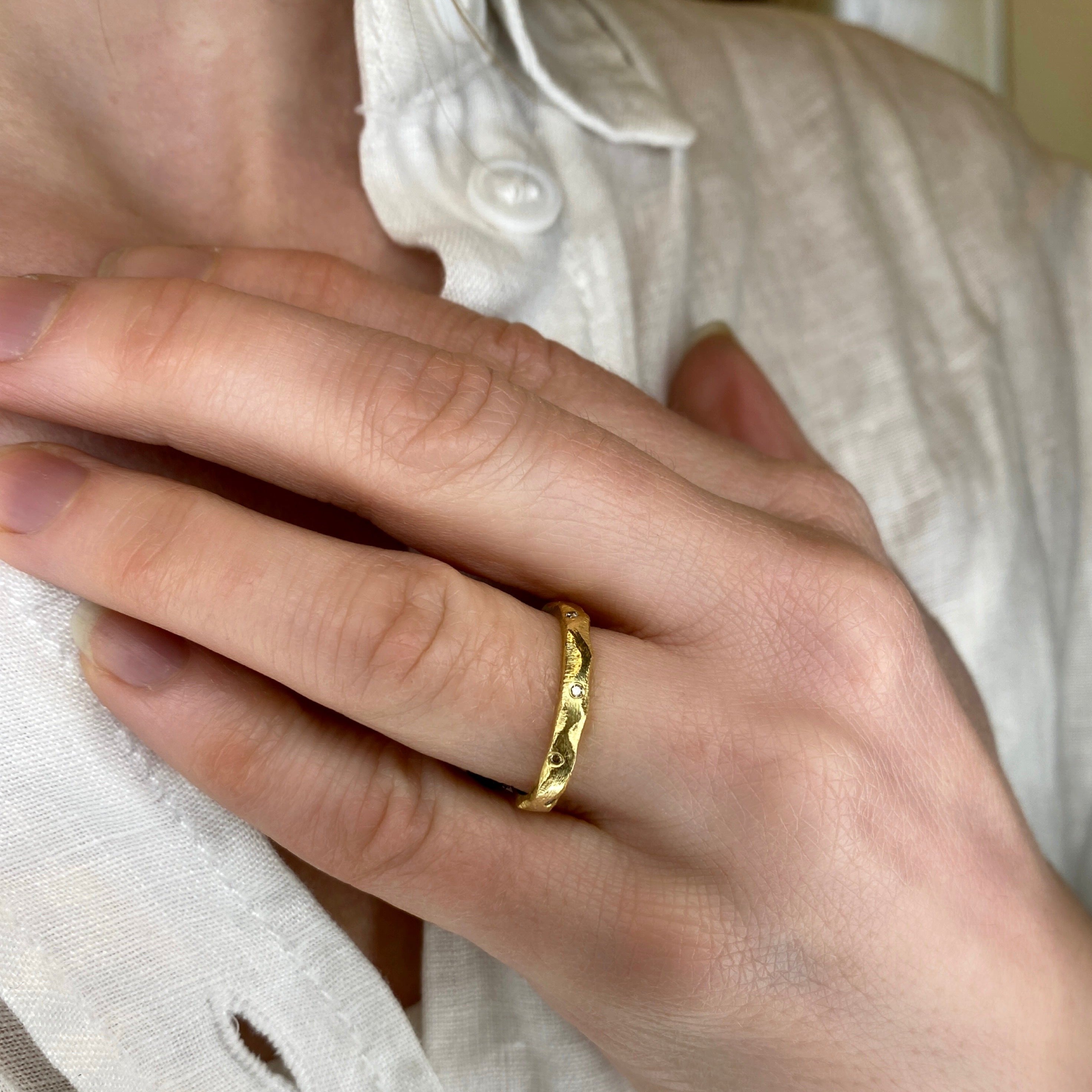 Ring med facetter og champagne diamanter