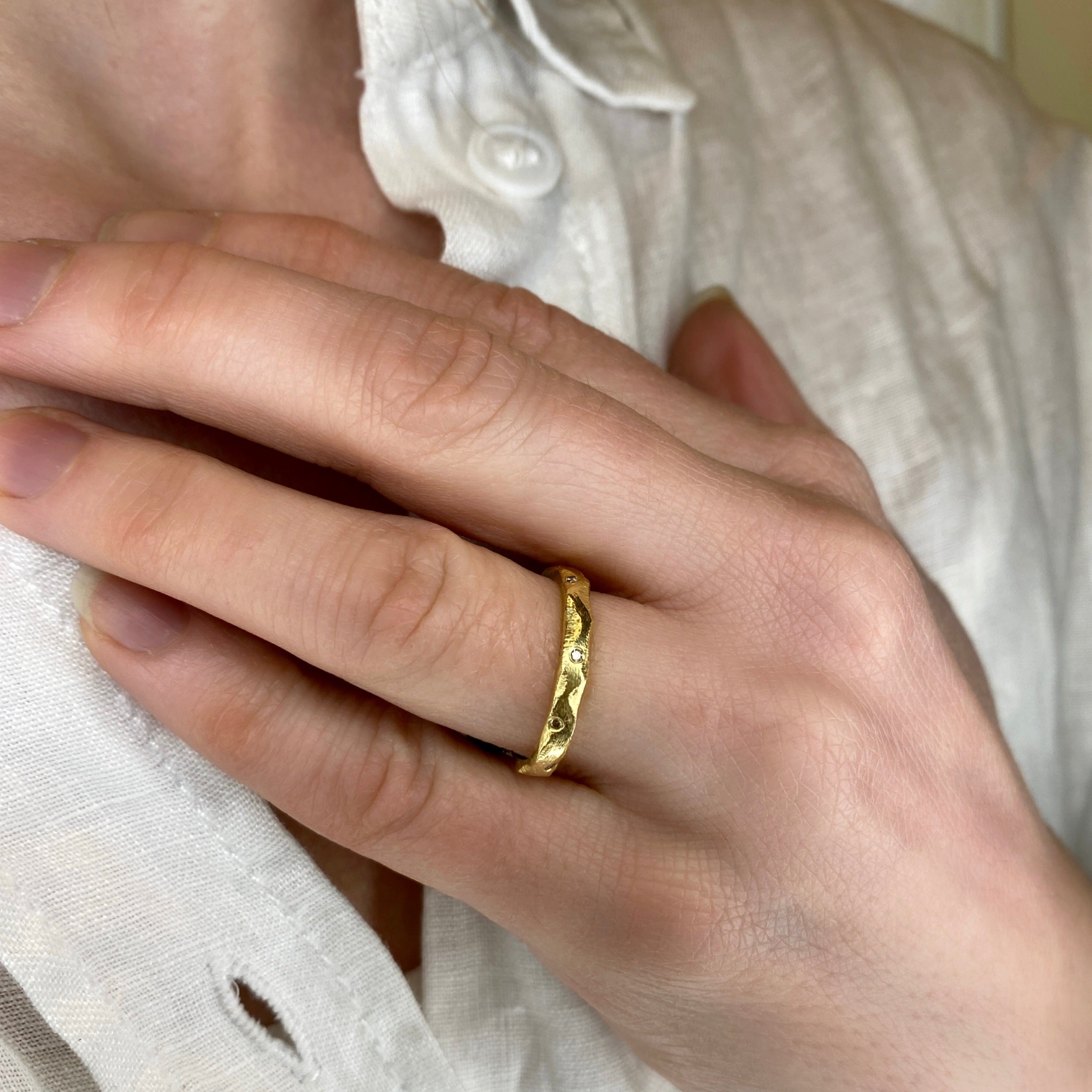Ring med facetter og champagne diamanter