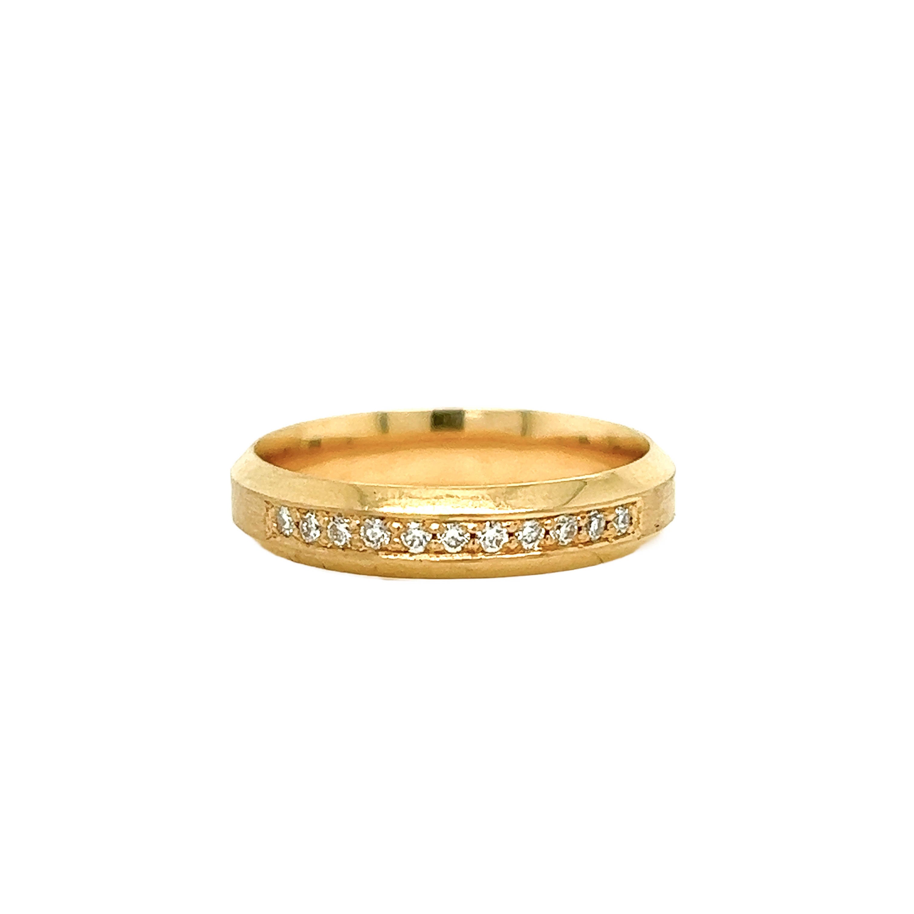 Kantet ring med pavé diamanter