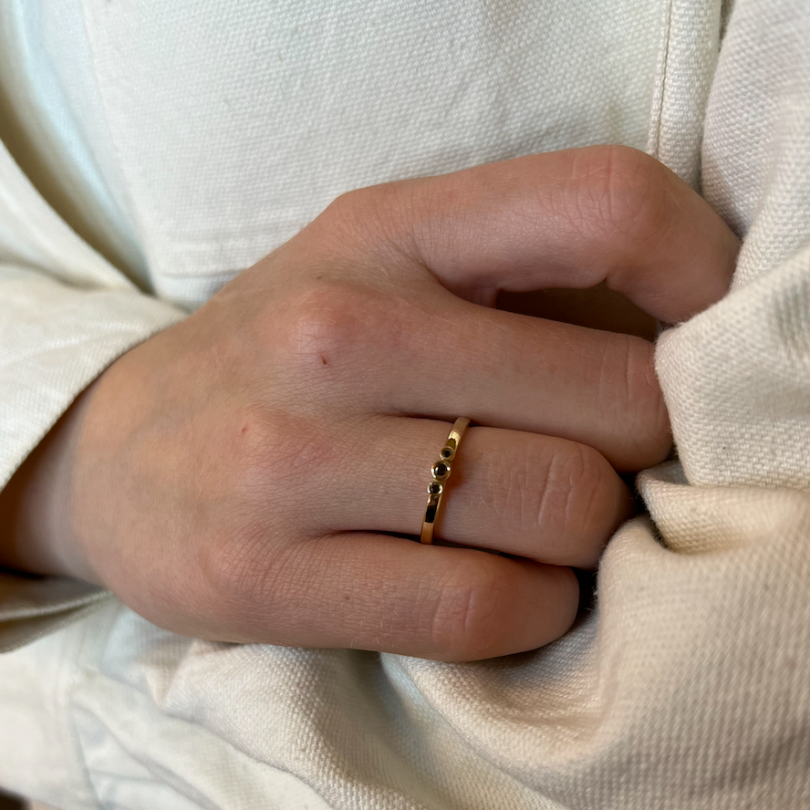 Ring-med-sorte-diamanter-kugler
