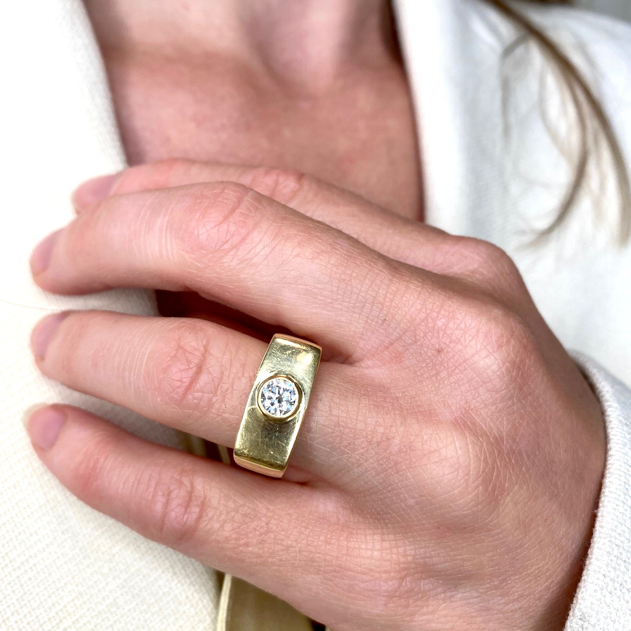 Kantet signetring i massivt 18 karat guld med en halv carat hvid diamant