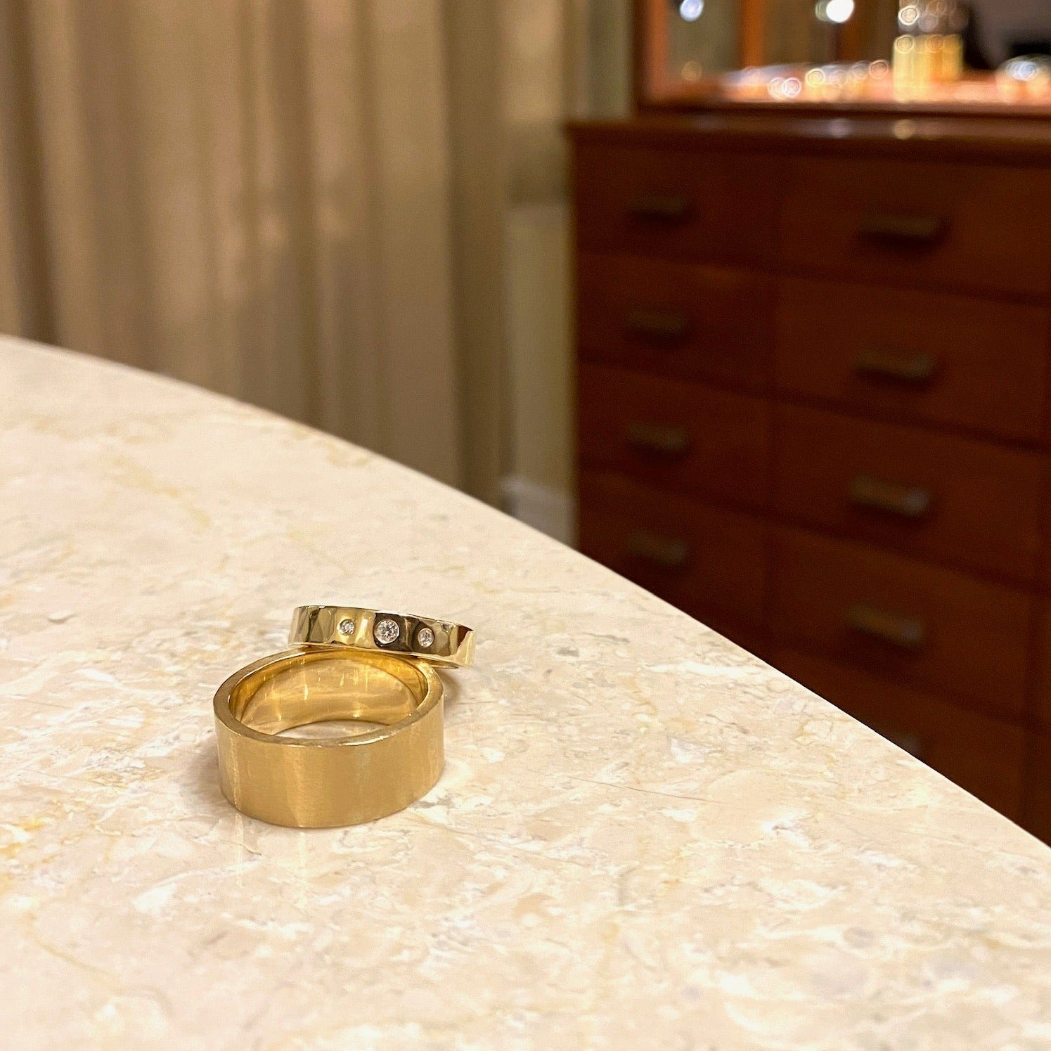 Vielsesringe i 18karat guld hammerslået med diamanter