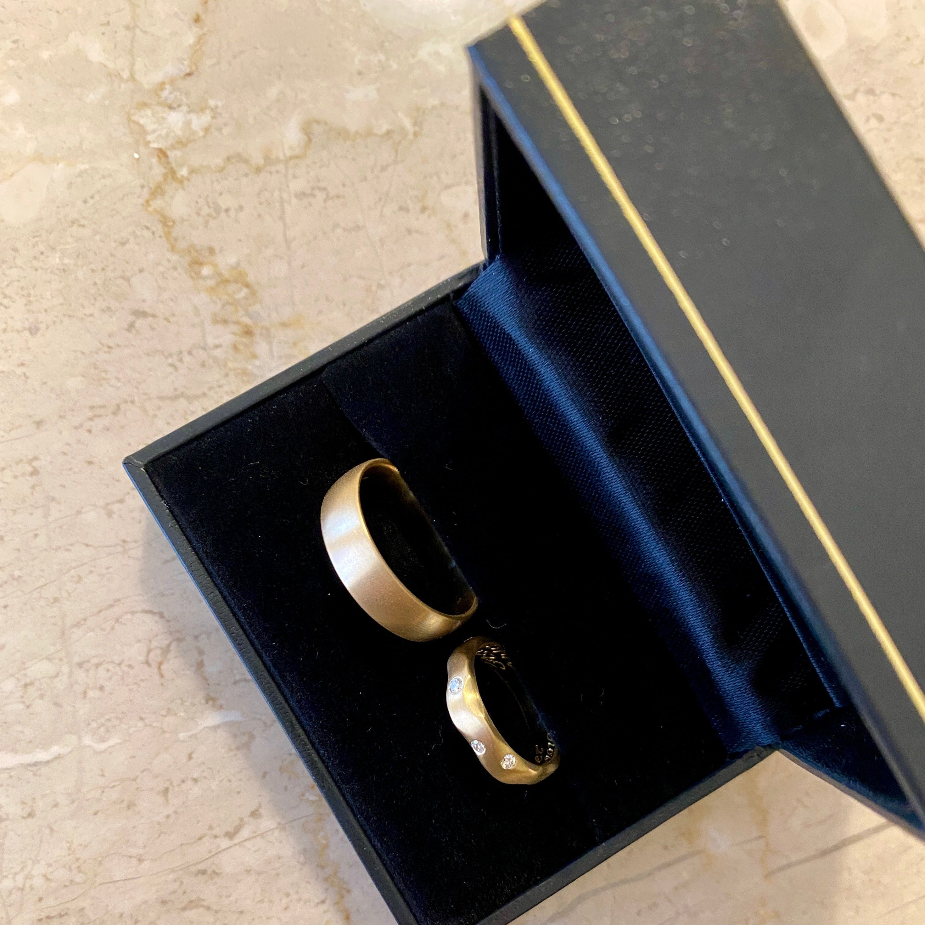 VIELSESRINGE, SÆT NO.7, Bølgering med diamanter og oval herrering