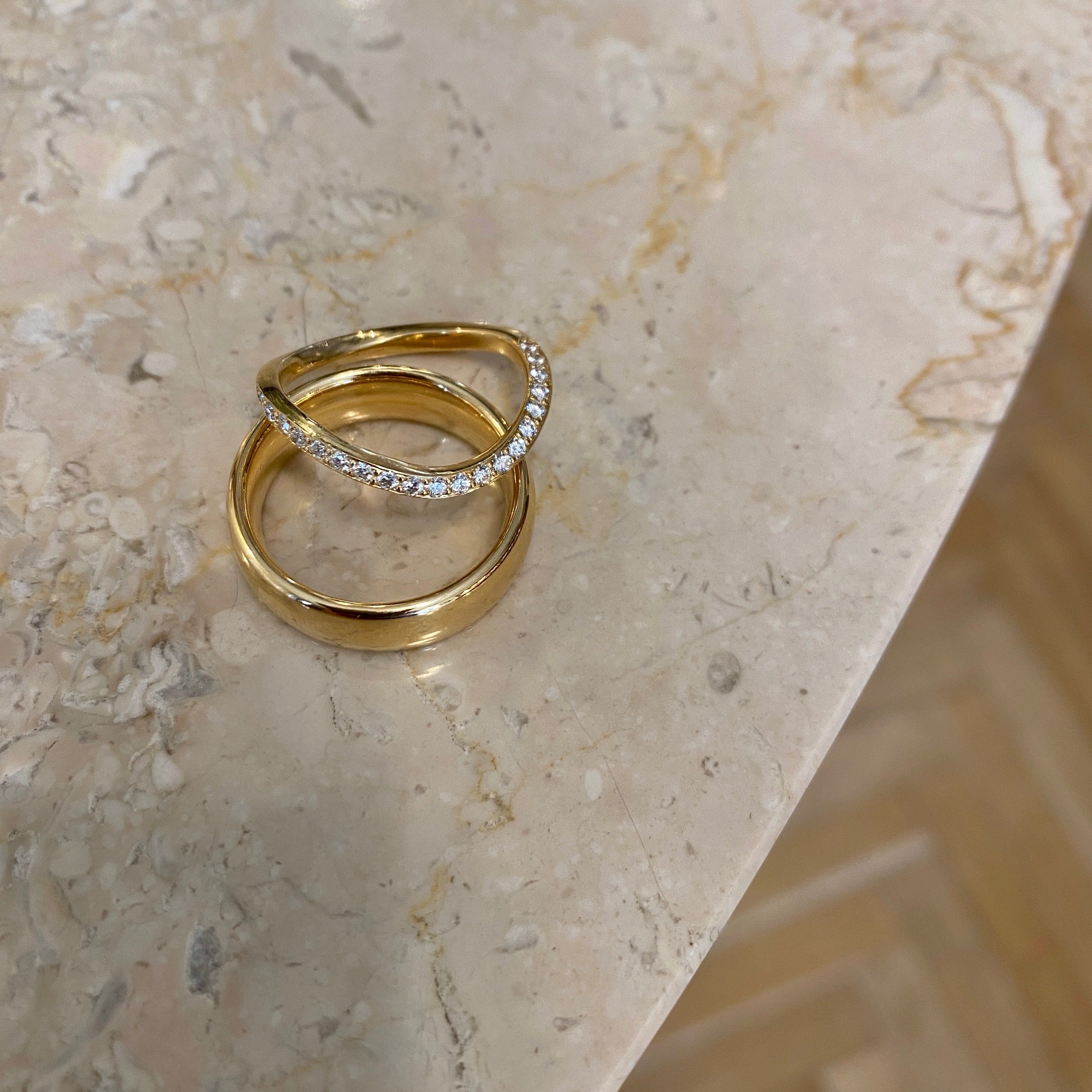 VIELSESRINGE, Ribbon diamantring og Bred herrering
