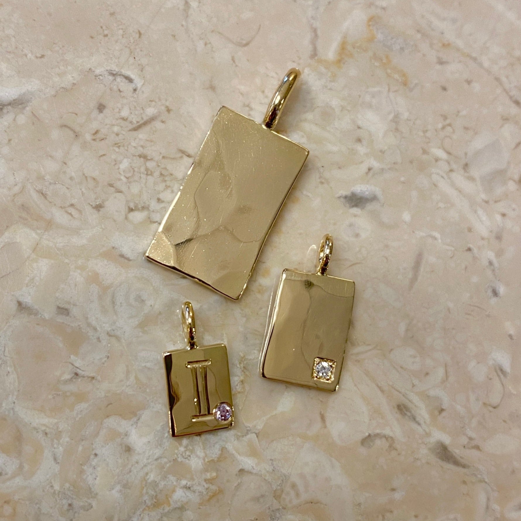 Hammerslået pladevedhæng med diamant og gravering