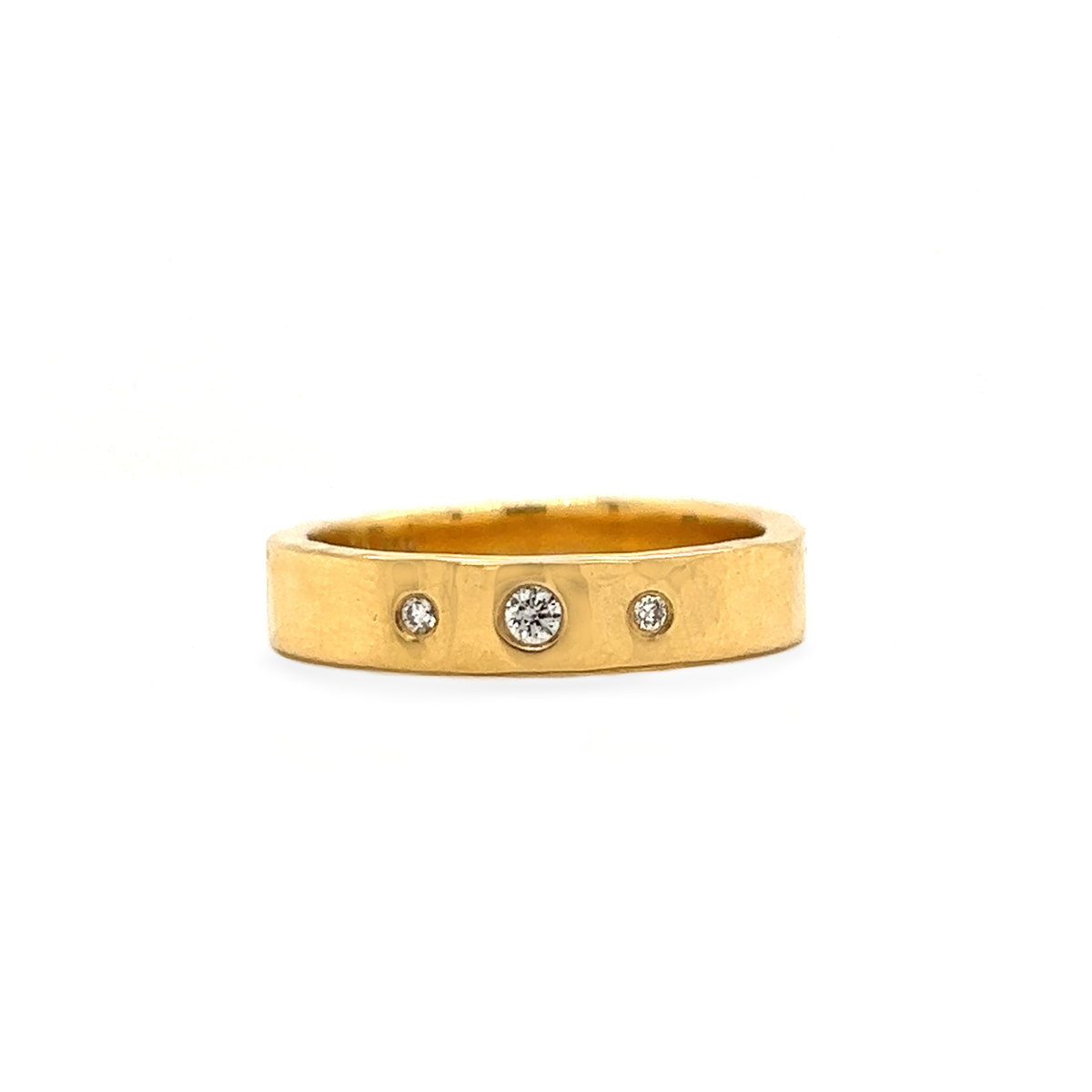 Hammerslået ring med diamanter