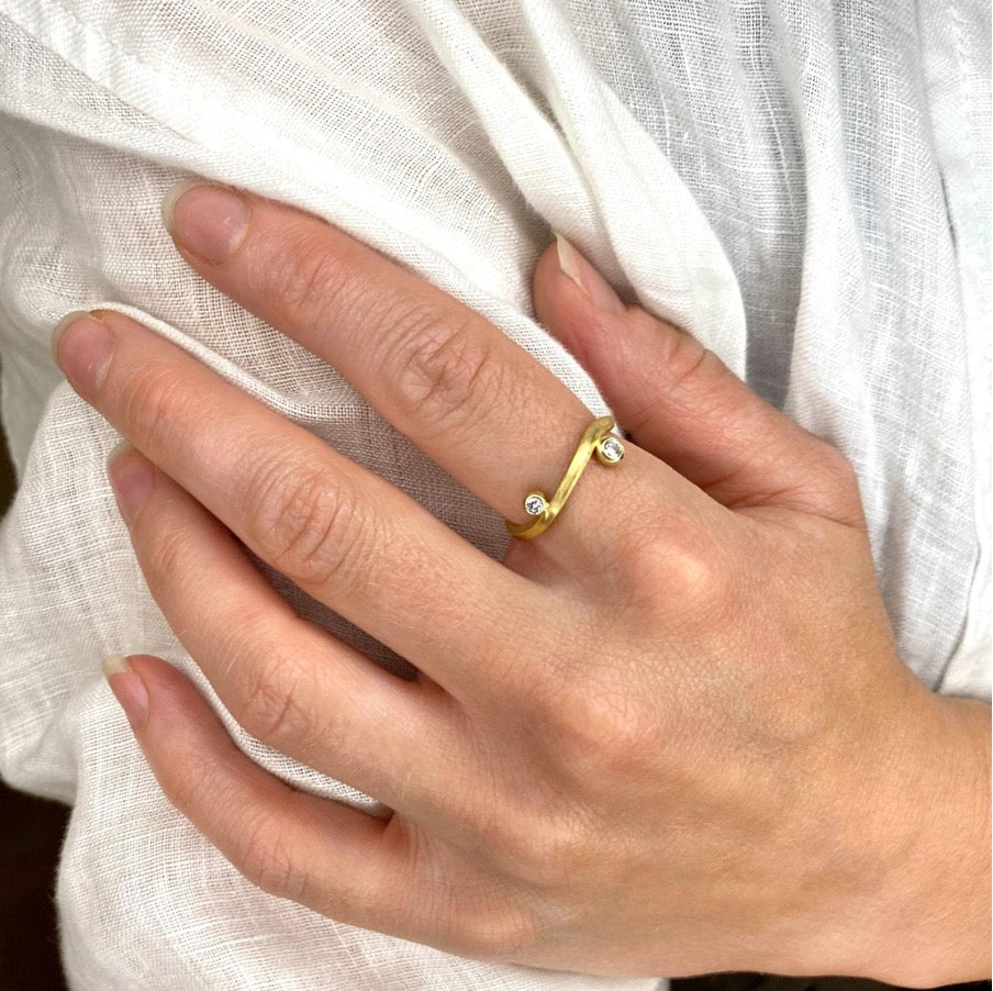Ribbon ring med diamantkugler, 0,04 ct og 0,06 ct diamanter
