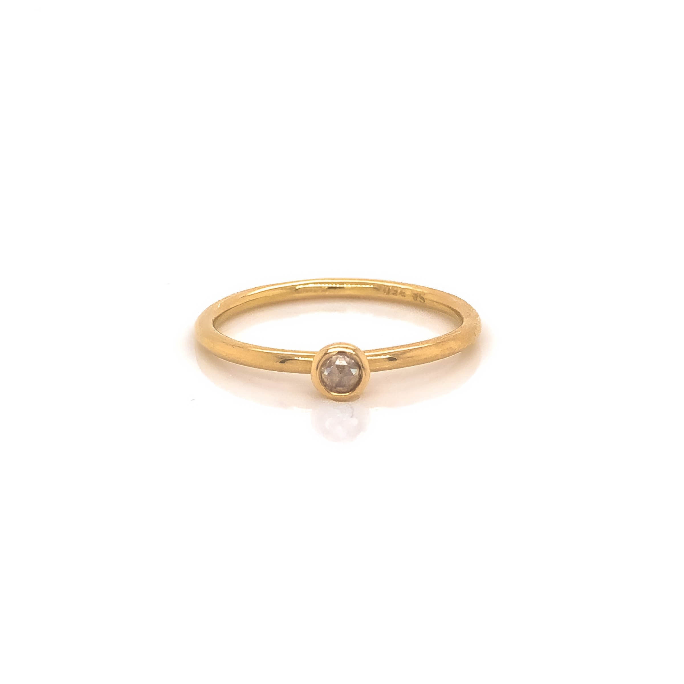 Ring med rosenslebet diamant i gludkugle
