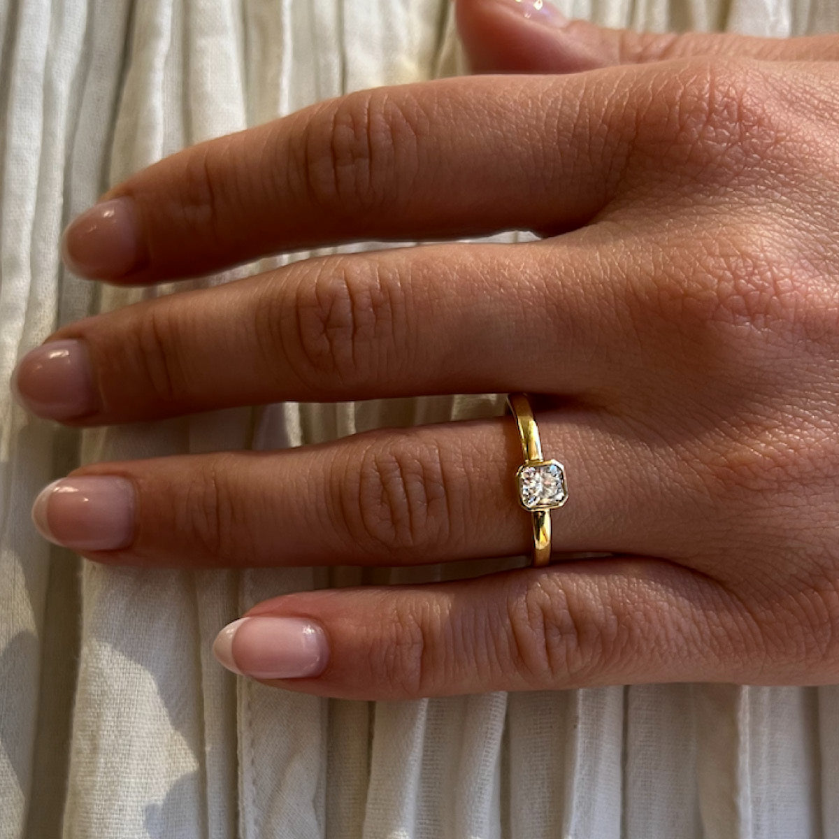 Ring med firkantet hvid diamant, unik