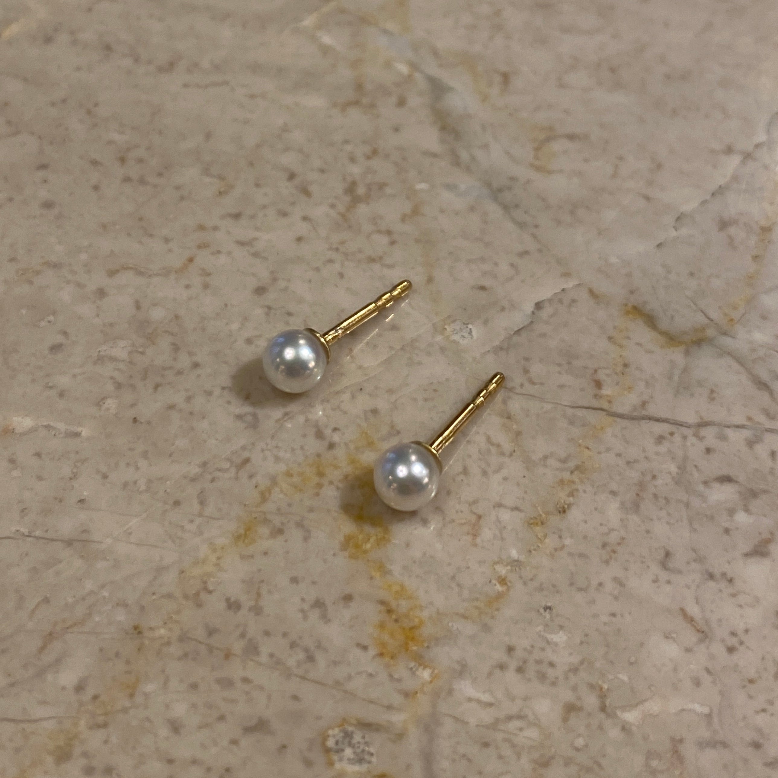 Akoyaperler i 18 karat guldørestikker