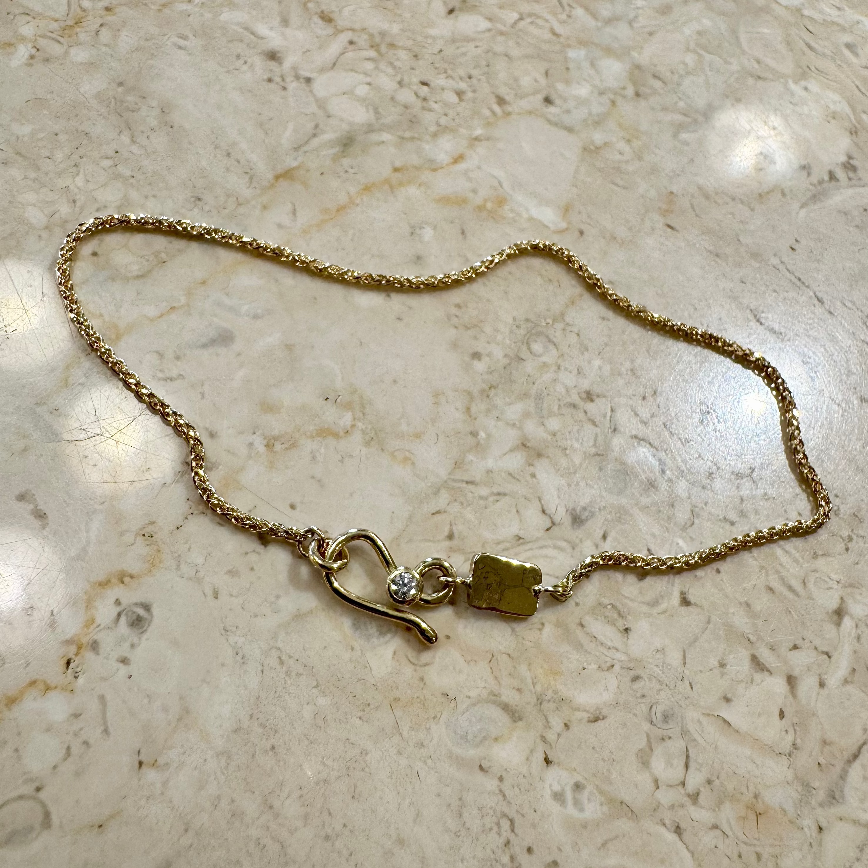 Armbånd med lille hammerslået plade, 18 karat guld, mulighed for gravering på plade, guldsmed københavn