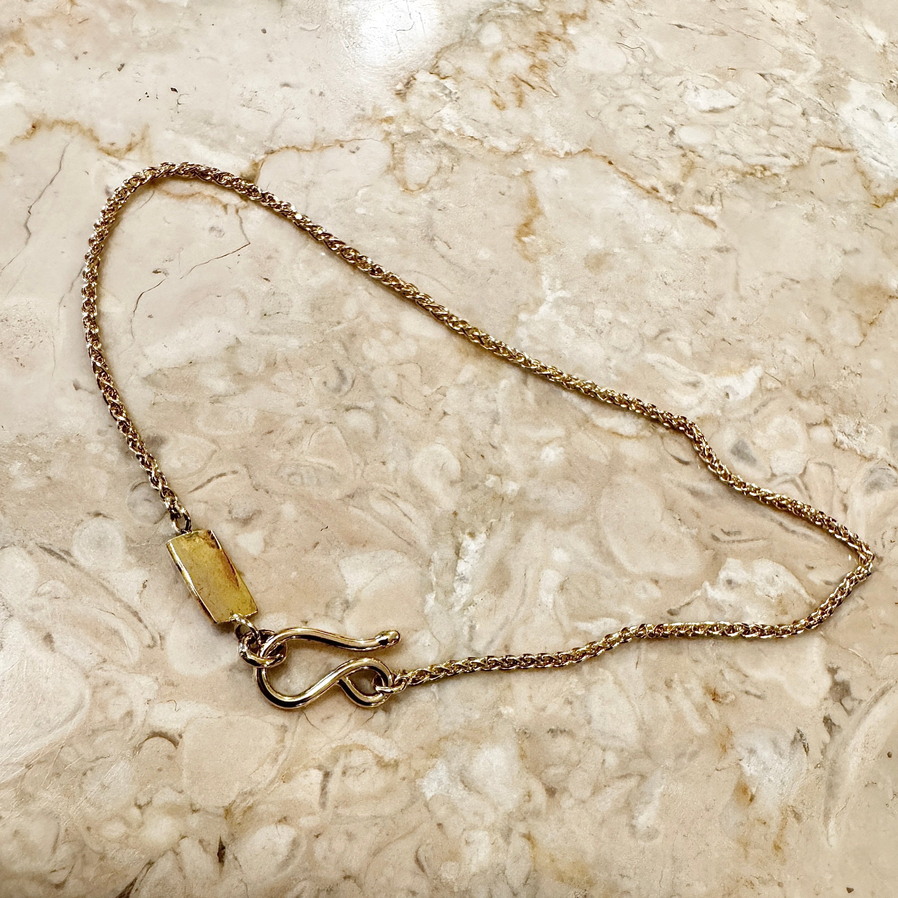 Armbånd med lille plade, 18 karat guld