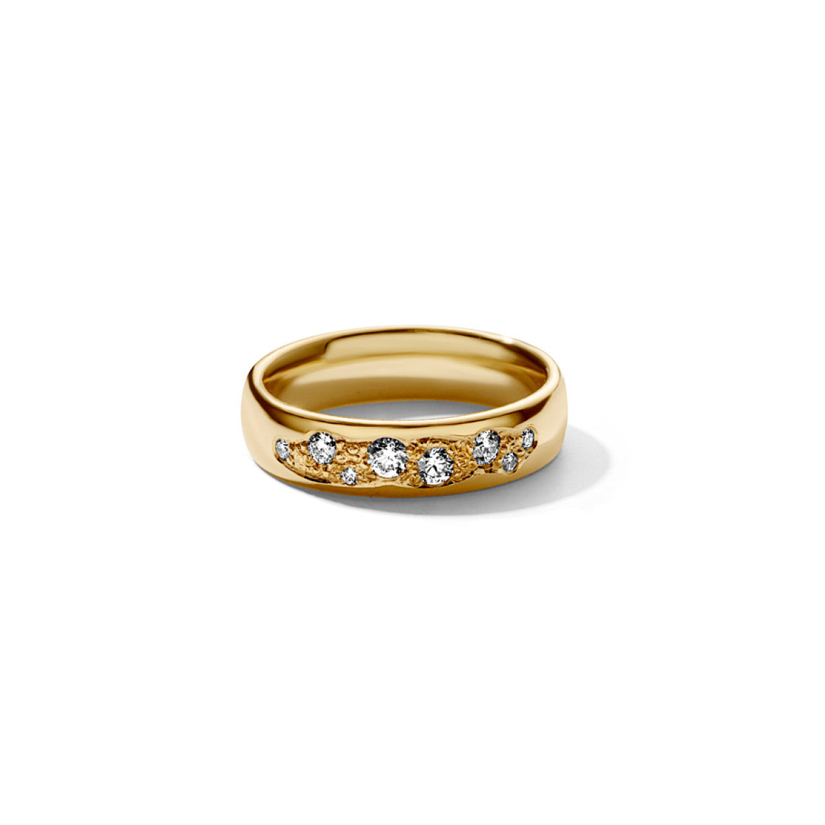 Bred novastar ring i 18 karat guld med diamanter