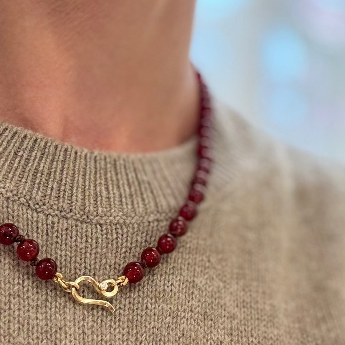Brun-rød carneolkæde med Ribbon lås og diamant, 18 karat guld
