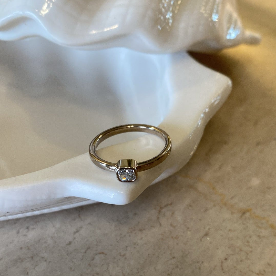 Ring med cushion diamant, hvidguld