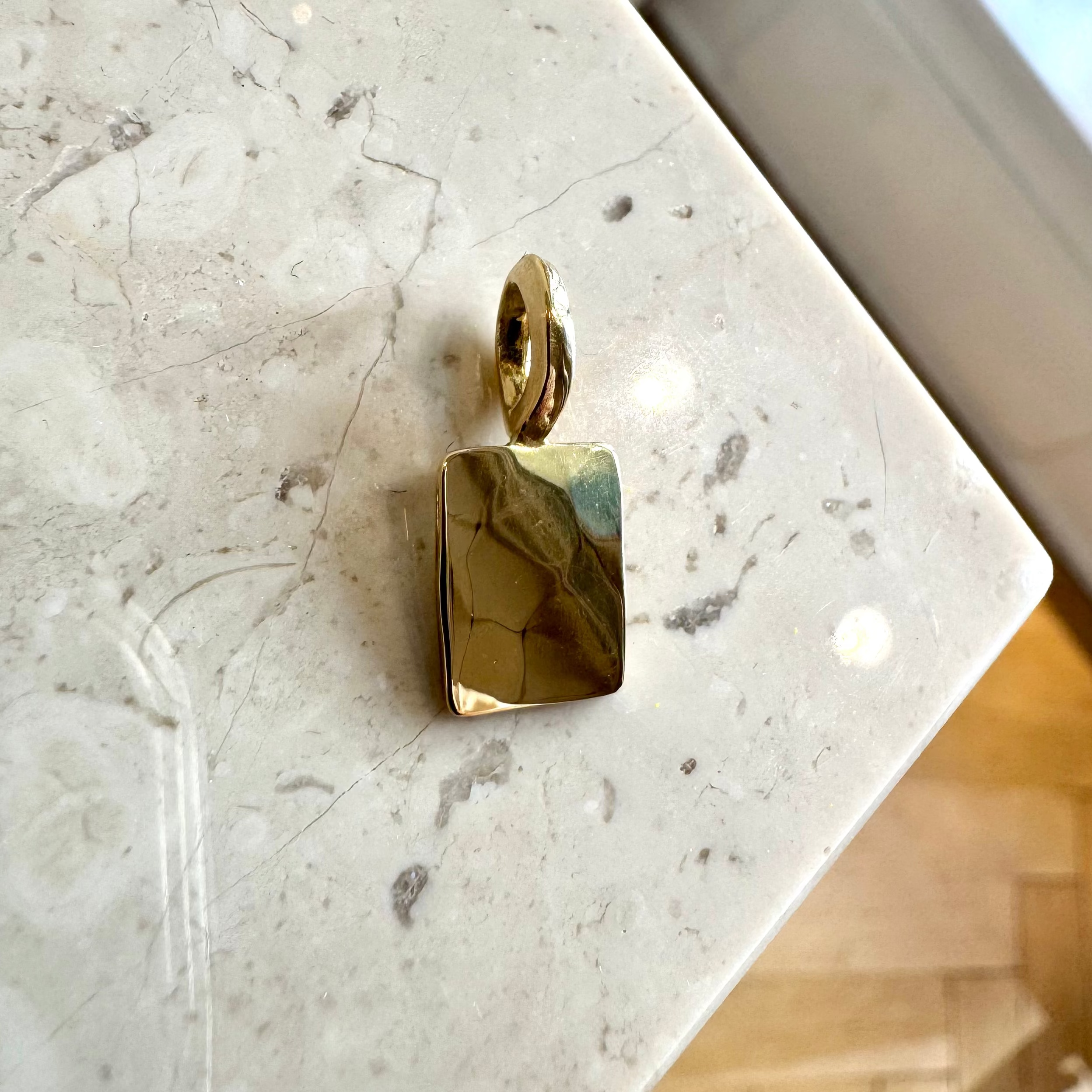 Hammerslået pladevedhæng med organisk Ribbon øsken, 18 karat guld, Guldsmed København
