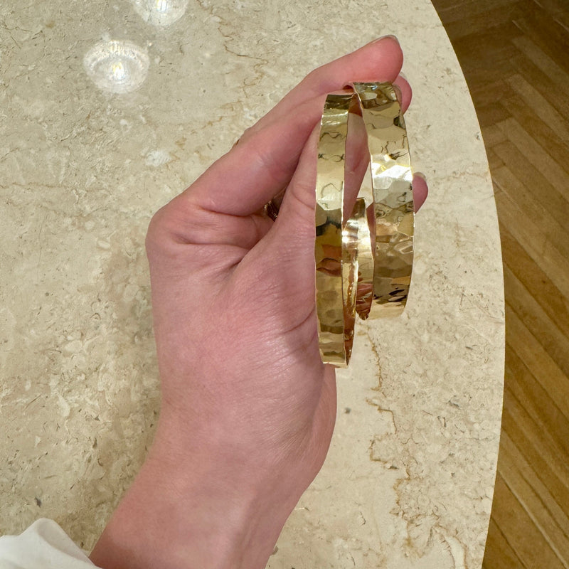 Hammerslået fast armbånd i 18 karat guld.