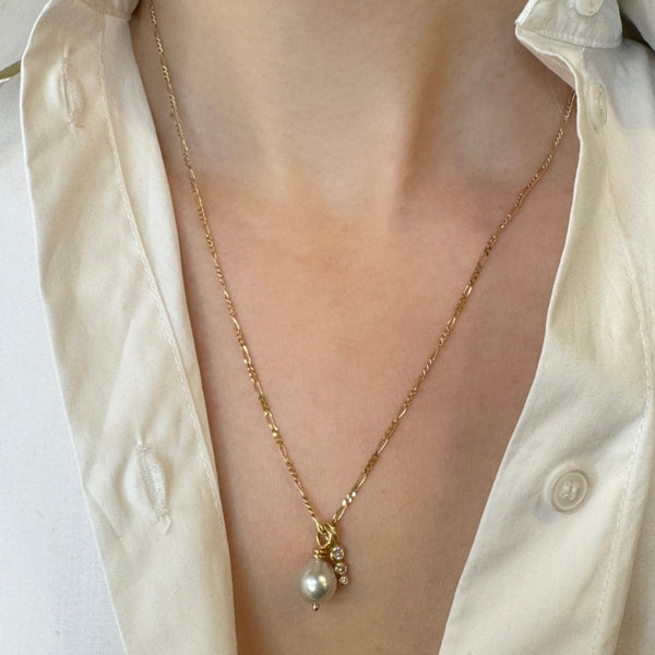 Nova diamantvedhæng No.3 og hvid perle i Figarokæde
