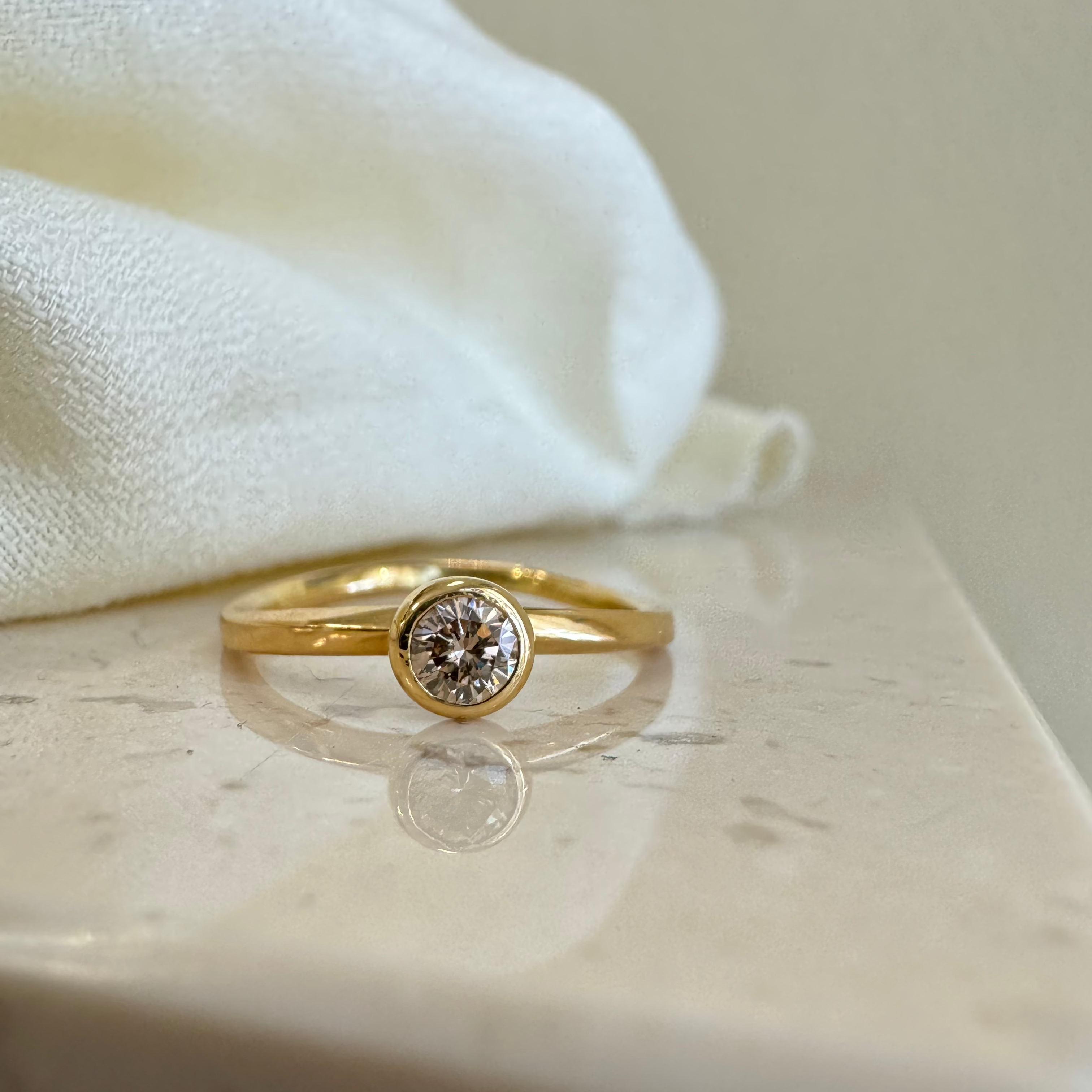 Ribbonring i 18 karat guld med champagne diamant
