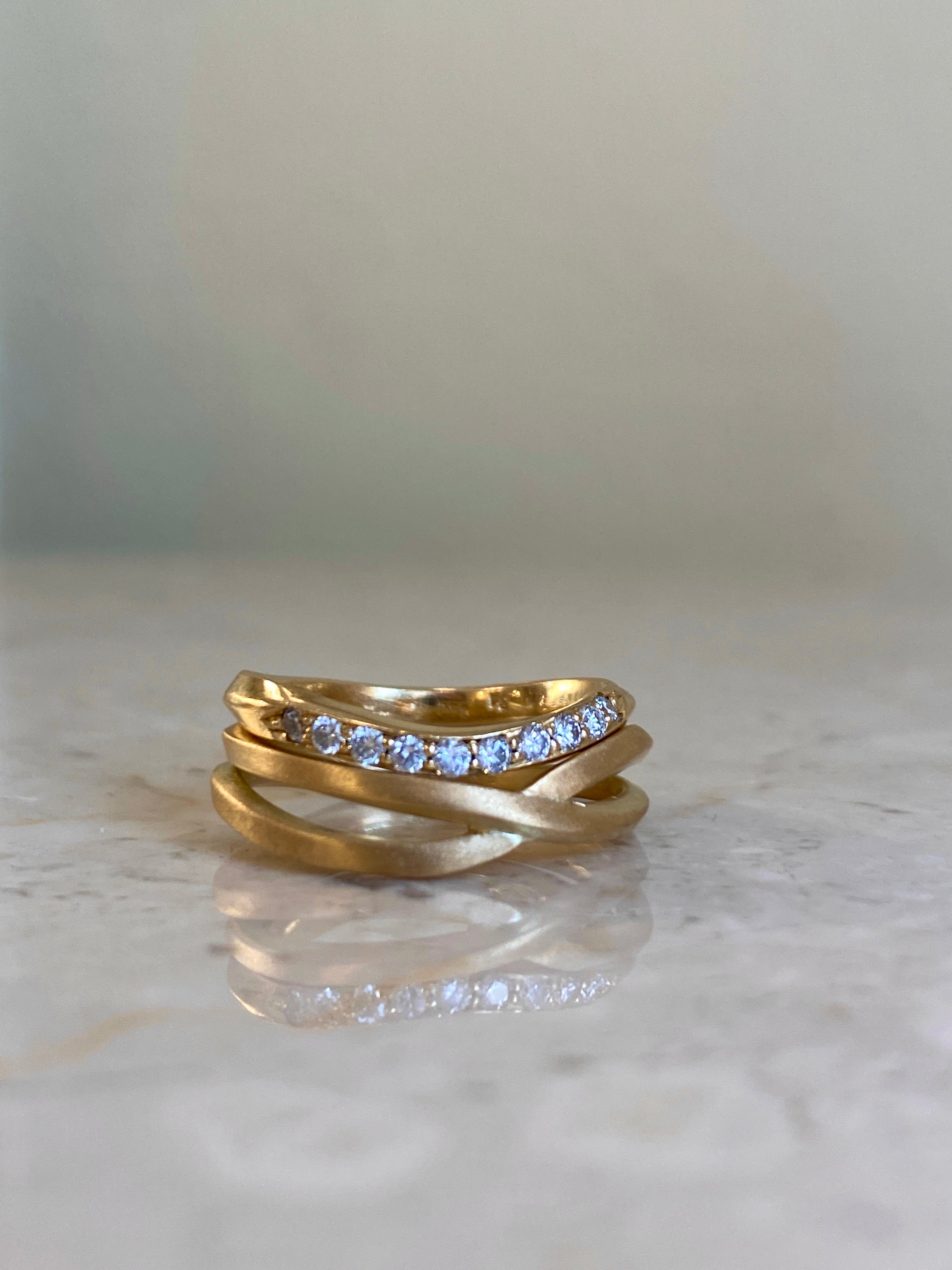 Vielsesringe, sæt No.5 - Ribbon-eternity ring og Bred herrering