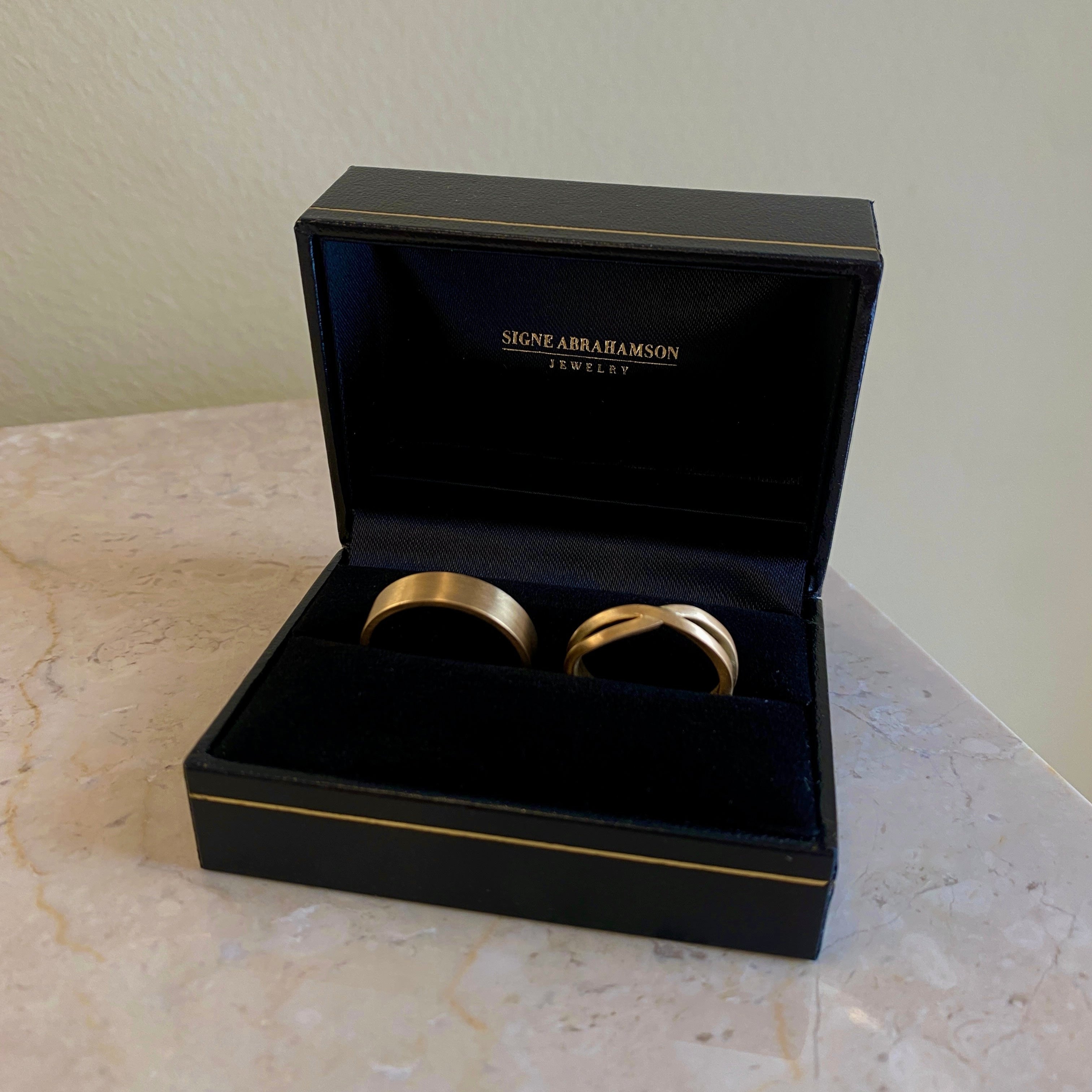 Vielsesringe, sæt No.5 - Ribbon-eternity ring og Bred herrering
