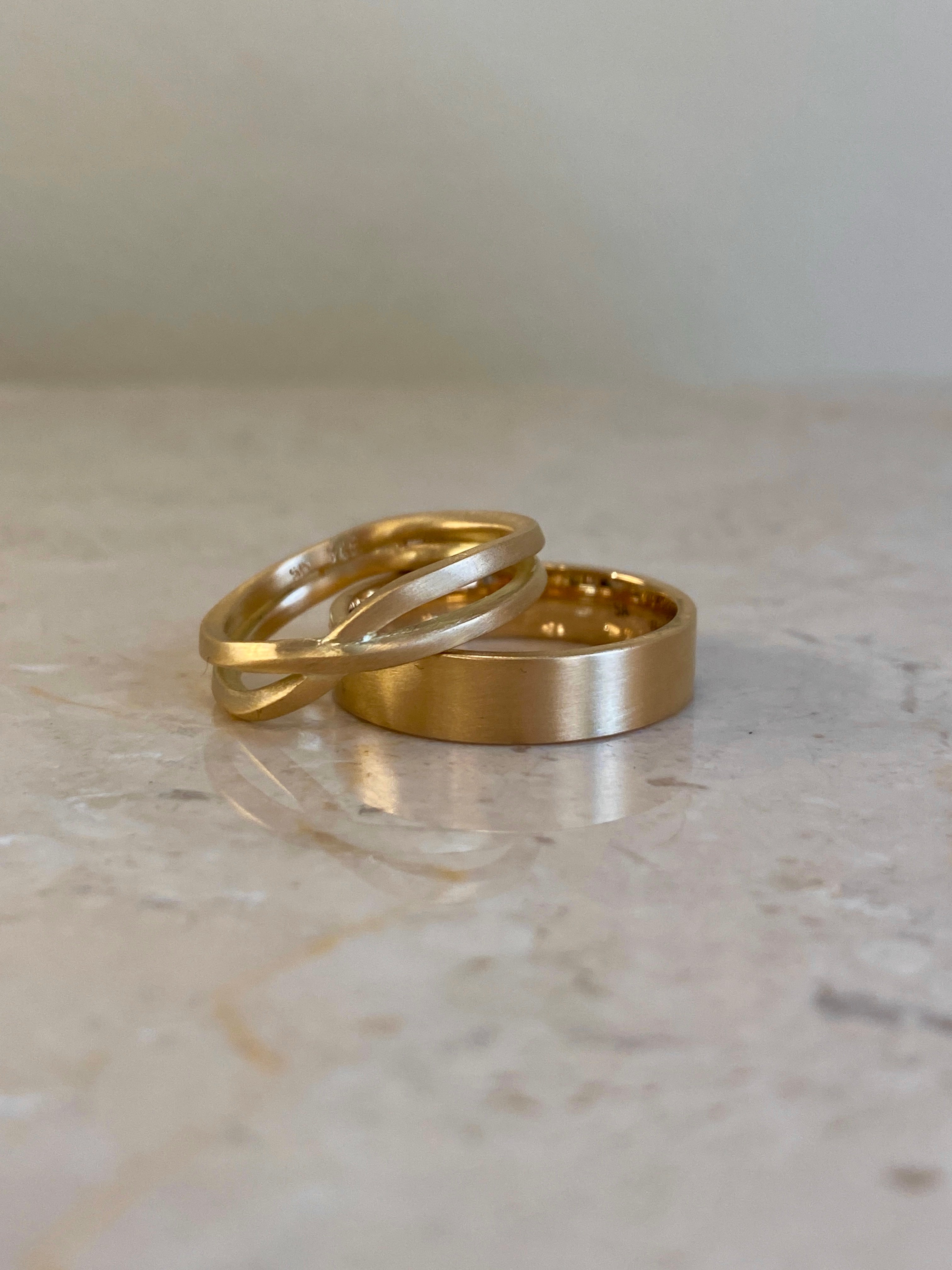 Vielsesringe, sæt No.5 - Ribbon-eternity ring og Bred herrering
