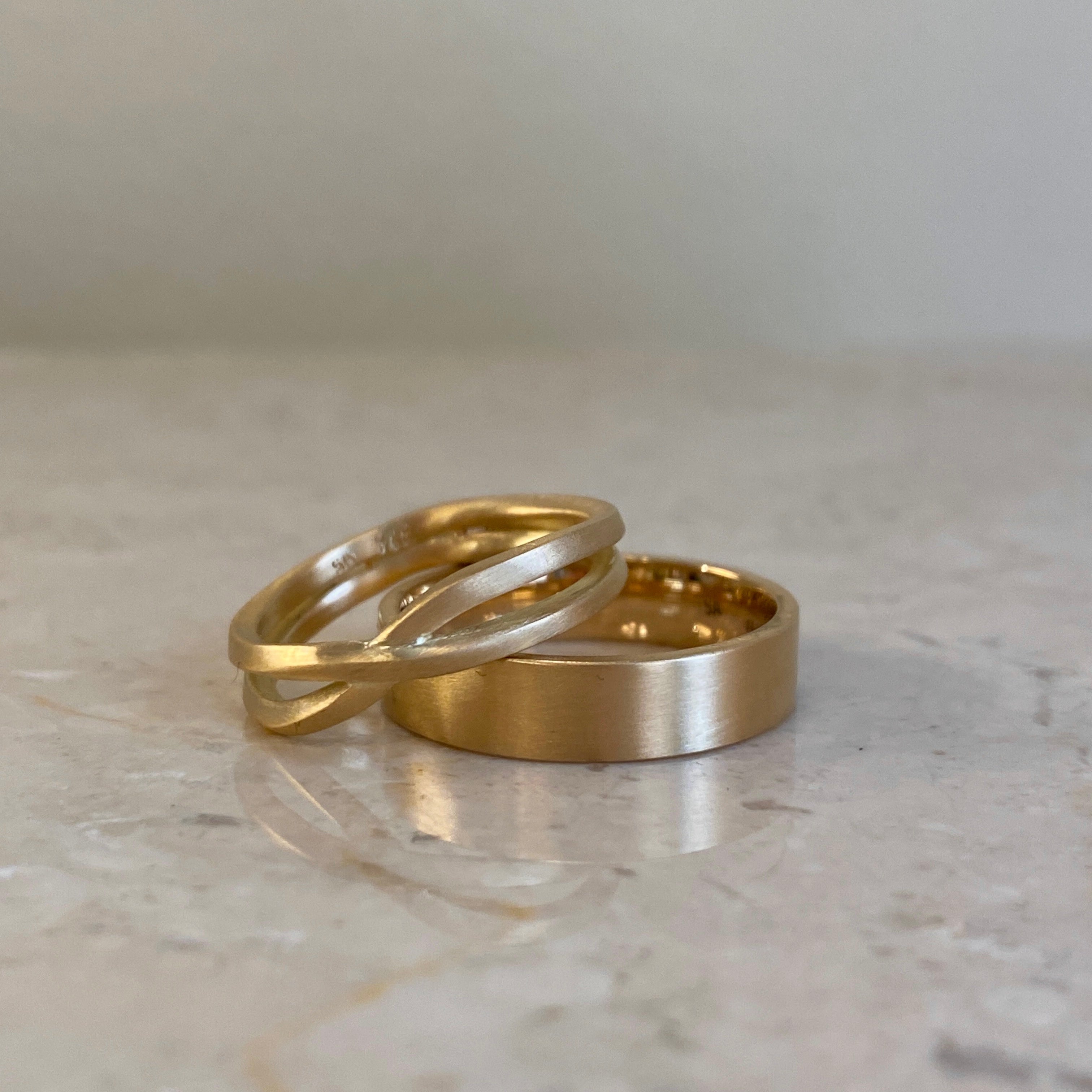 Vielsesringe, sæt No.5 - Ribbon-eternity ring og Bred herrering