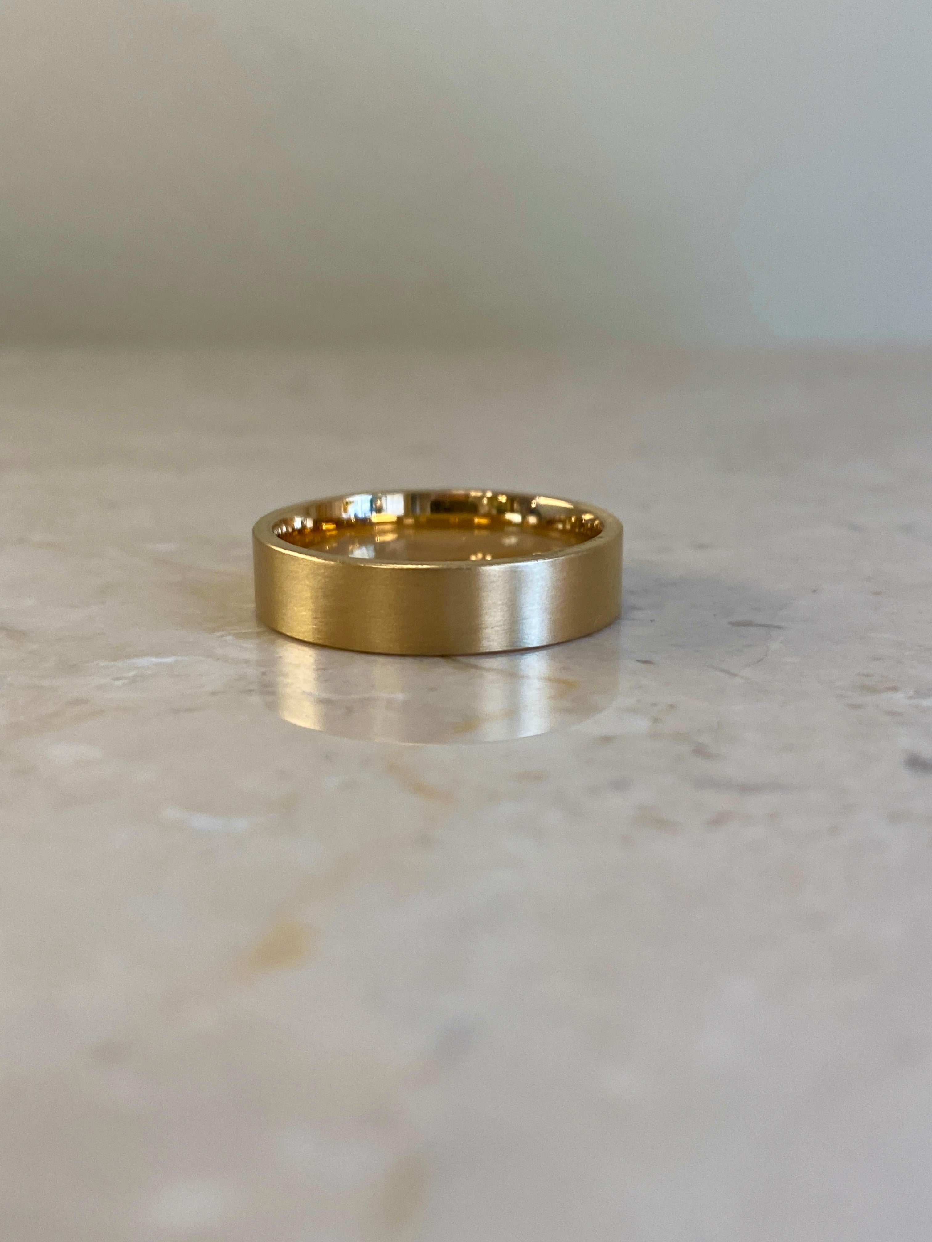 Vielsesringe, sæt No.5 - Ribbon-eternity ring og Bred herrering