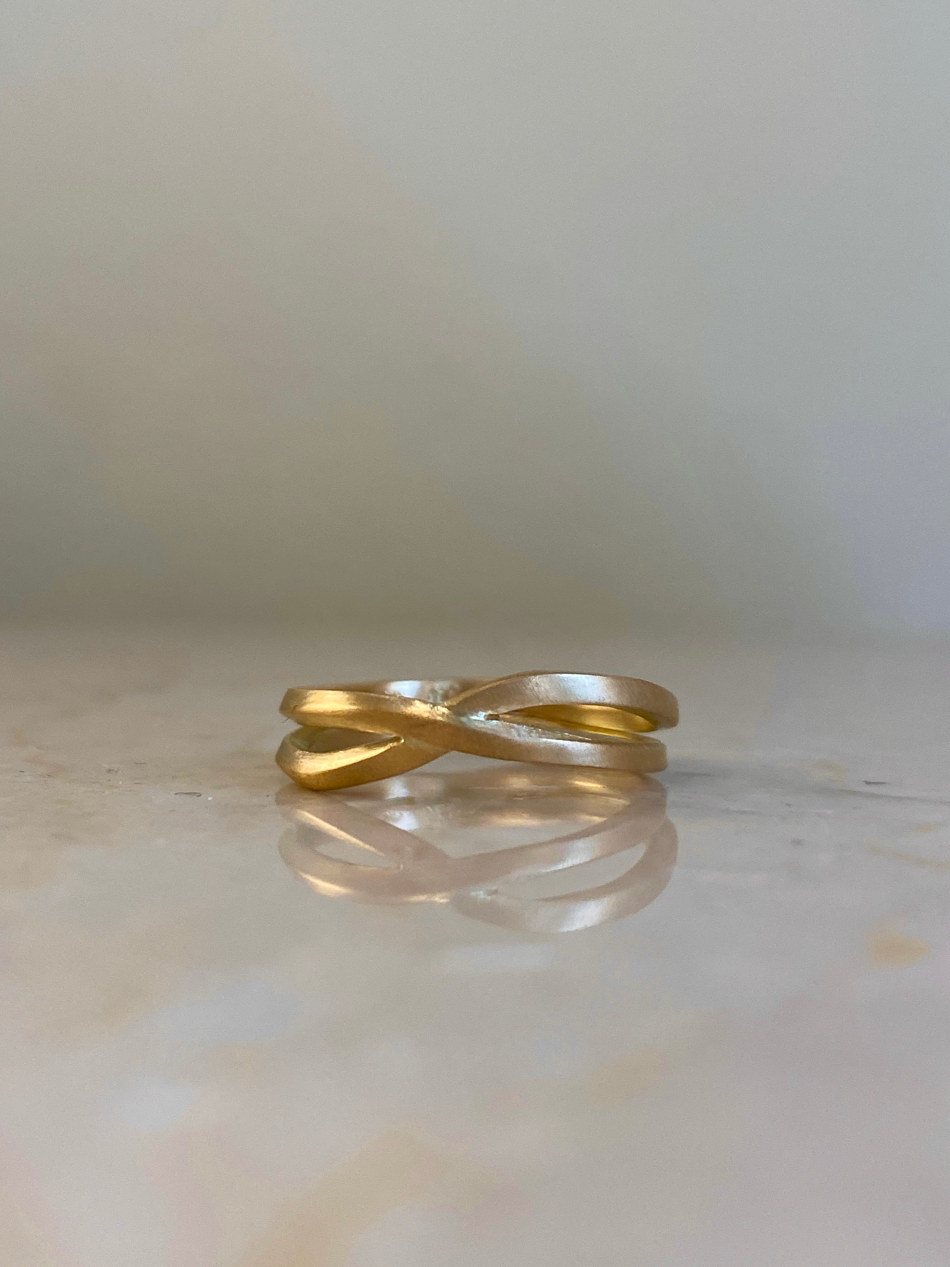 Vielsesringe, sæt No.5 - Ribbon-eternity ring og Bred herrering
