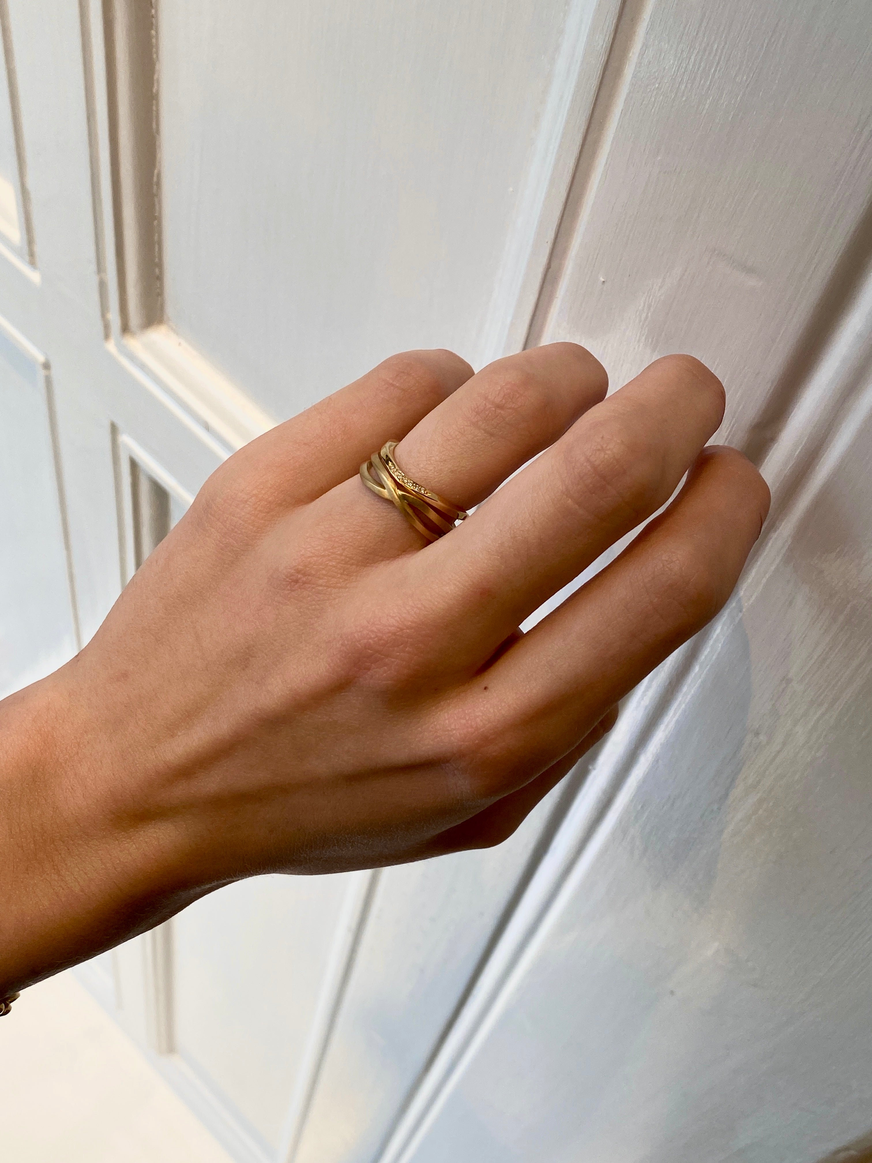 Vielsesringe, sæt No.5 - Ribbon-eternity ring og Bred herrering