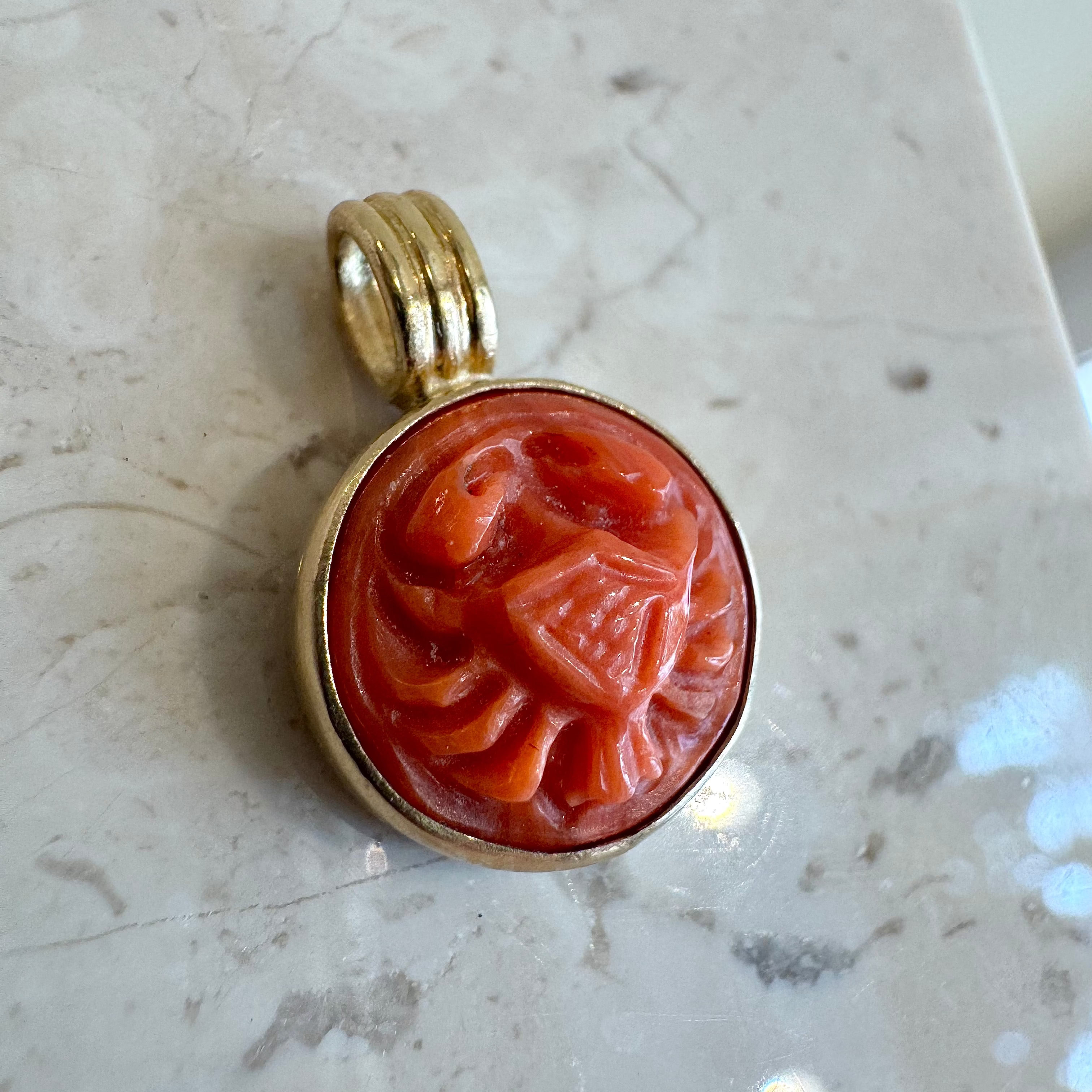 Koralamulet med stjernetegnet krebs, 18 karat guld, unika smykke