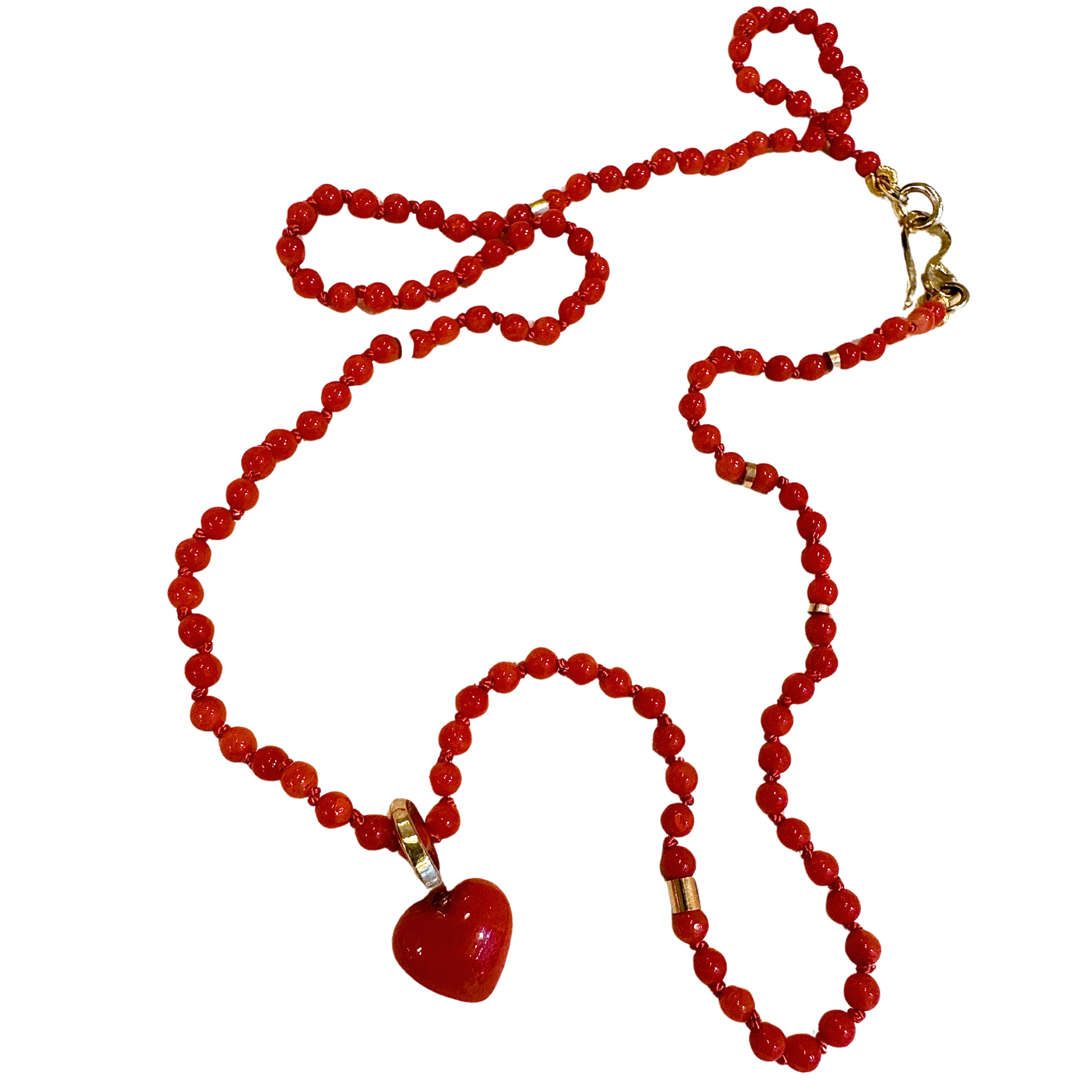 Røde koraler som kæde med rødt koralhjerte vedhæng med ribbon guld lås og peler