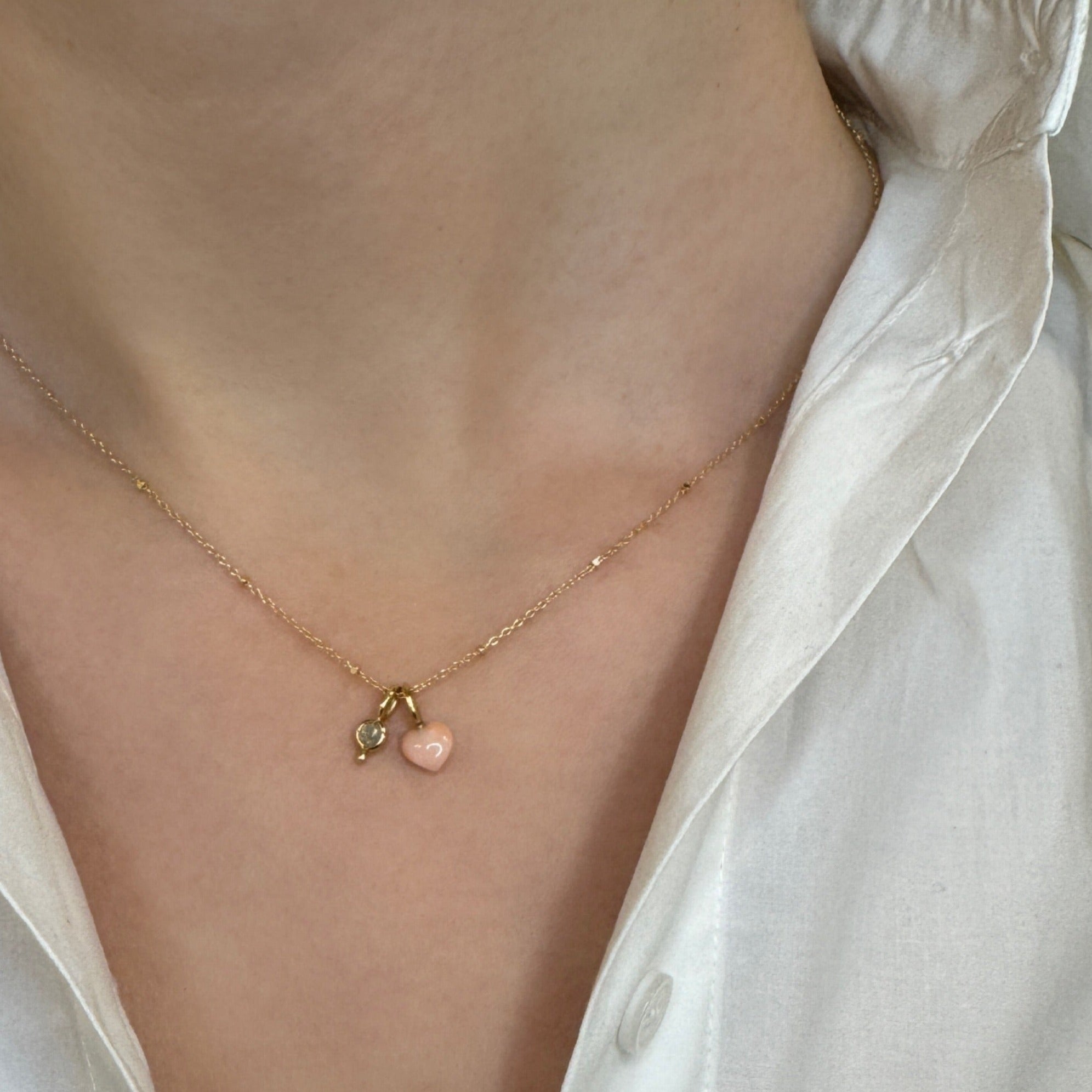 Lyserødt koralhjerte i 18k guld og Nova diamant vedhæng No. 2 i saturnkæde