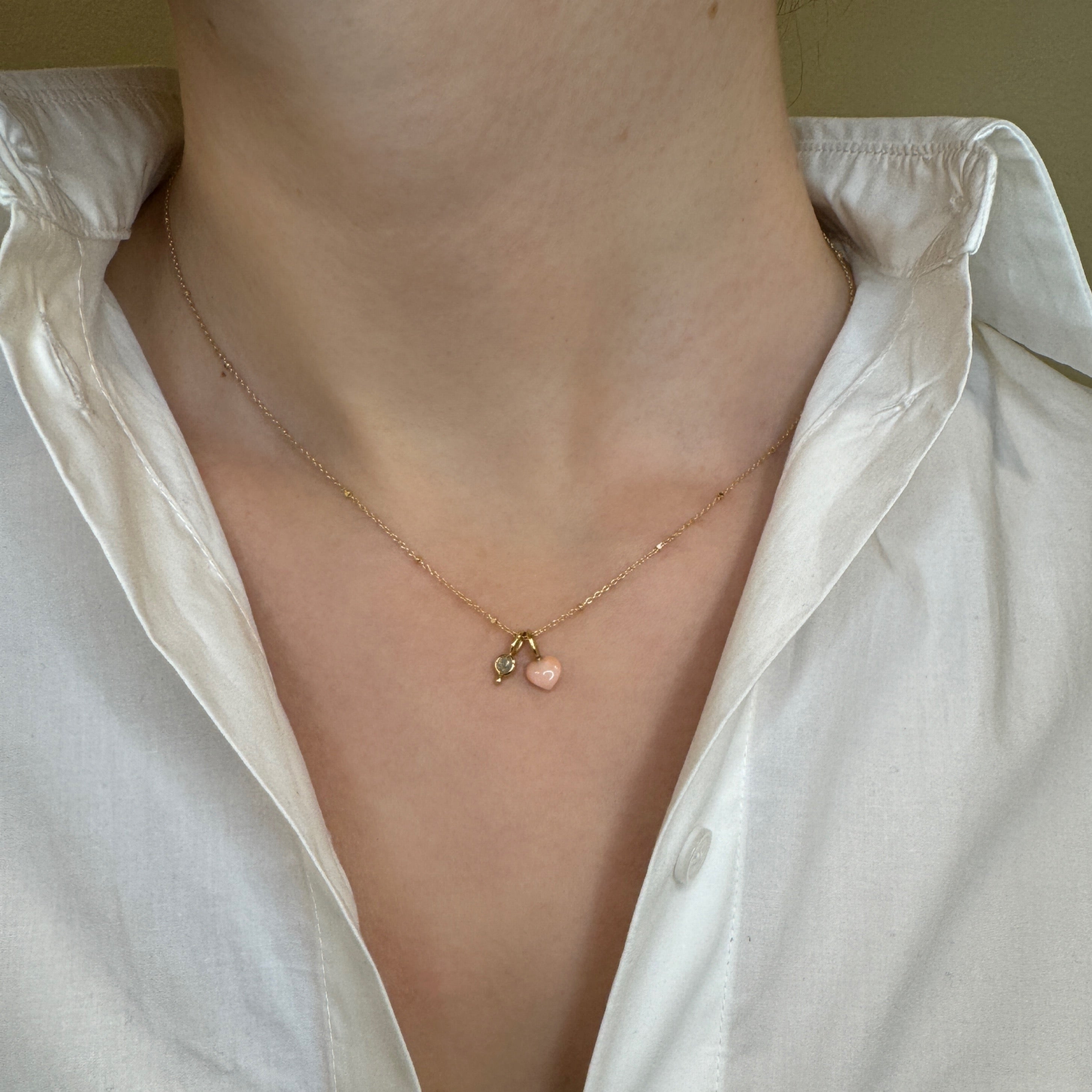 Lyserødt koralhjerte i 18k guld og Nova diamant vedhæng No. 2 i saturnkæde