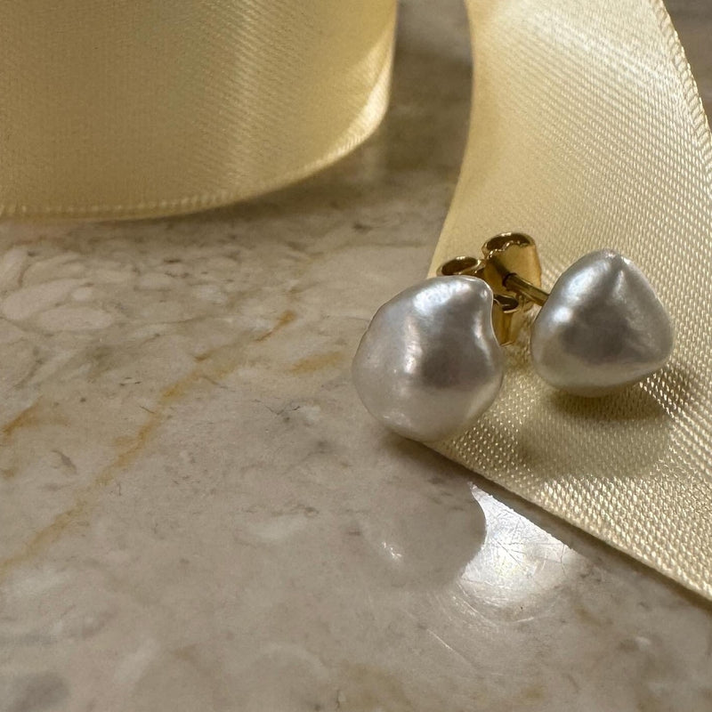 Ørestikker med hvide keshi perler.
