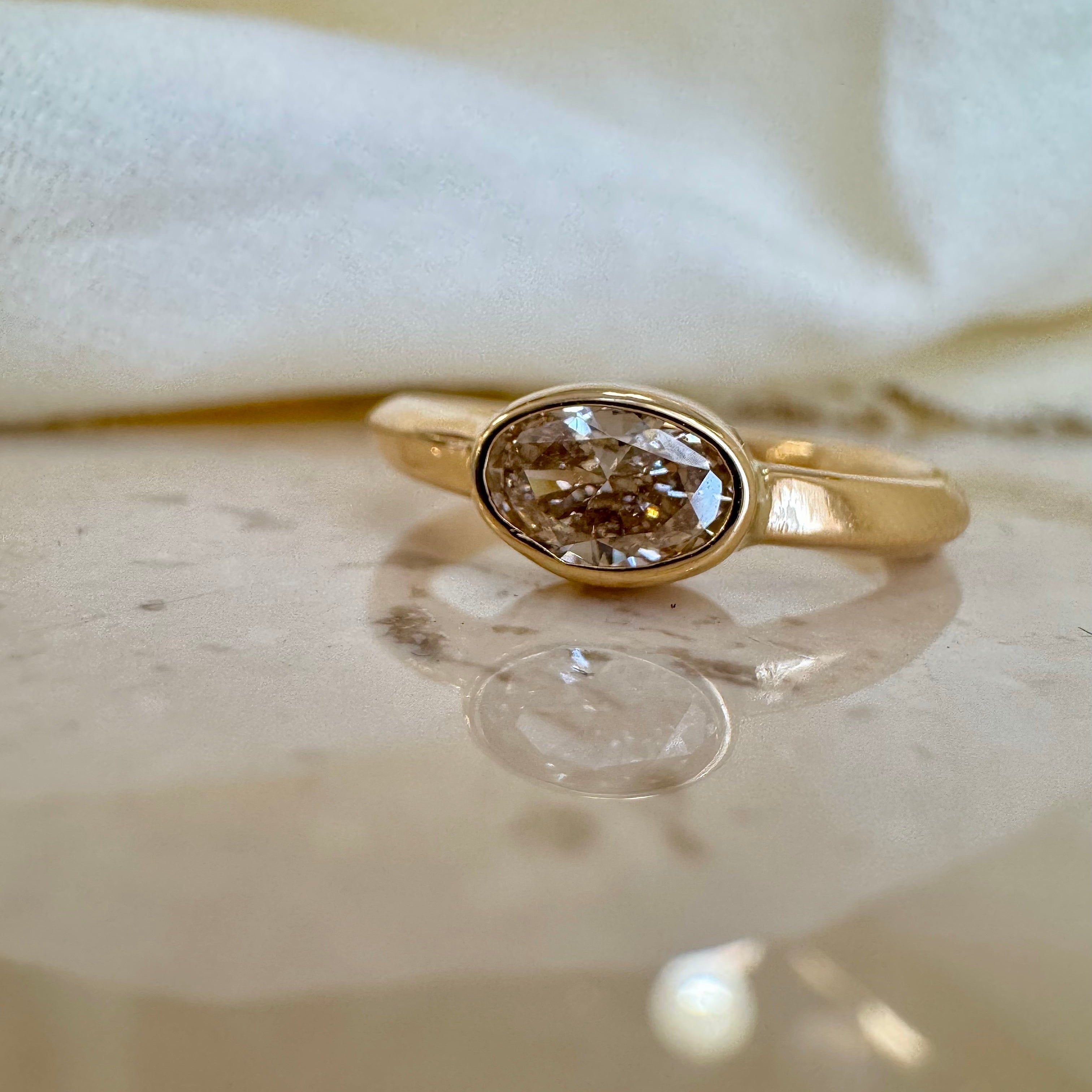 Ribbon ring med stor oval champagne diamant