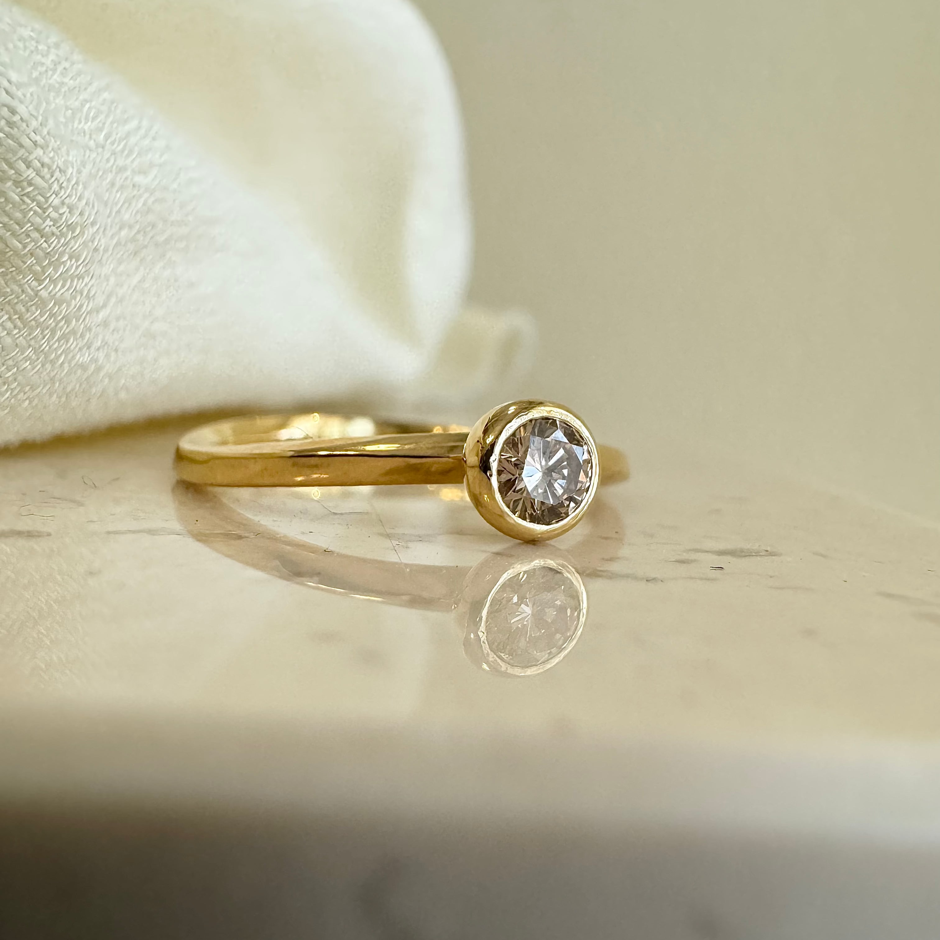 Ribbonring i 18 karat guld med champagne diamant